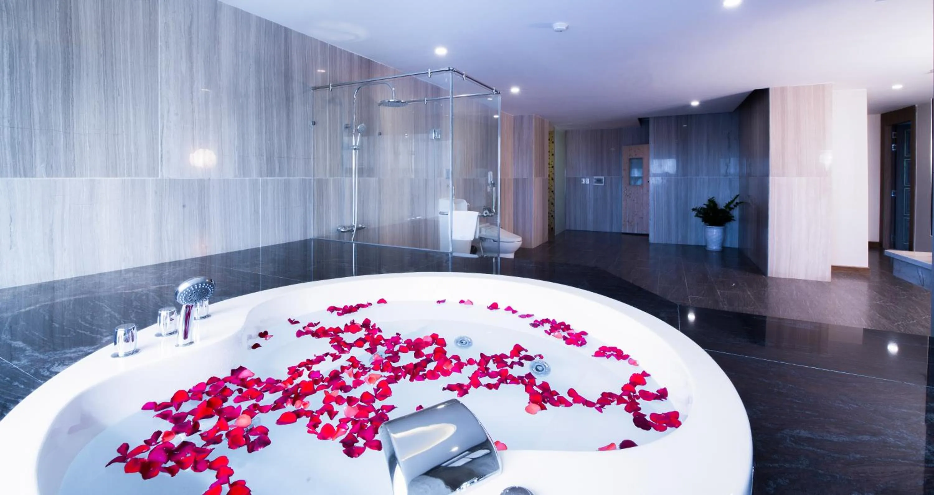 Shower in Muong Thanh Luxury Buon Ma Thuot Hotel