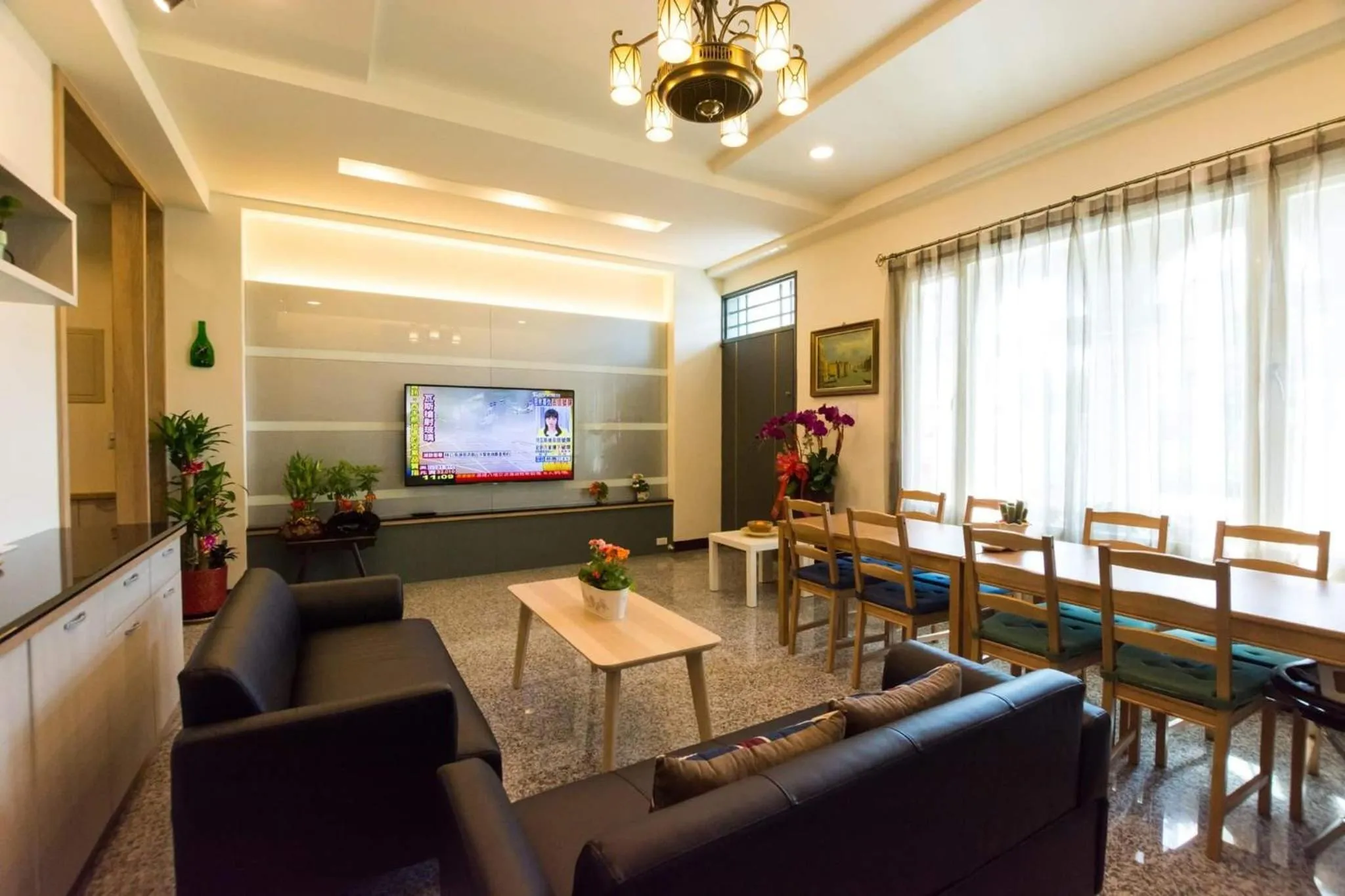 Communal lounge/ TV room in Pandora B&B