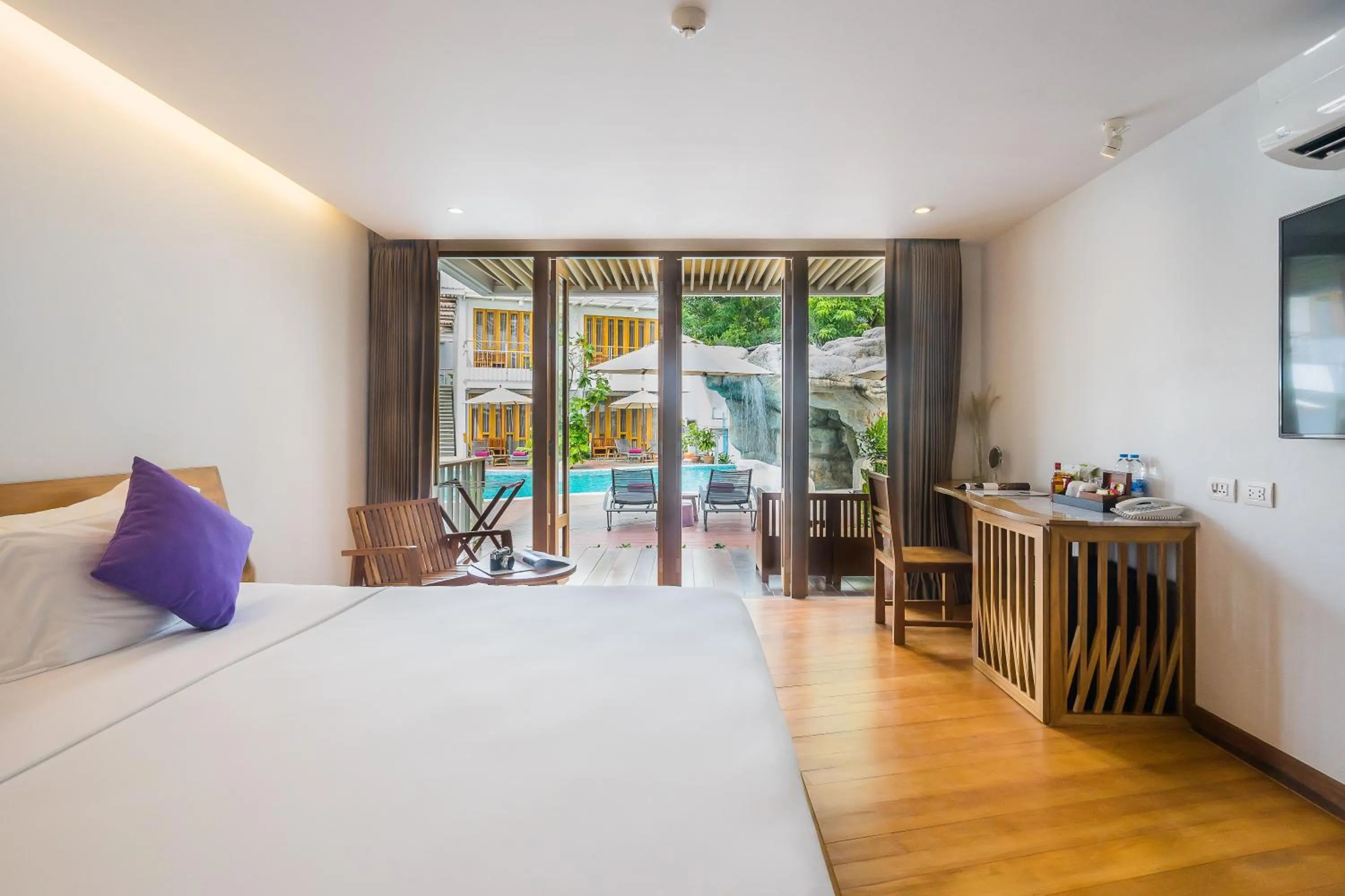 Bed in White Sand Samui Resort