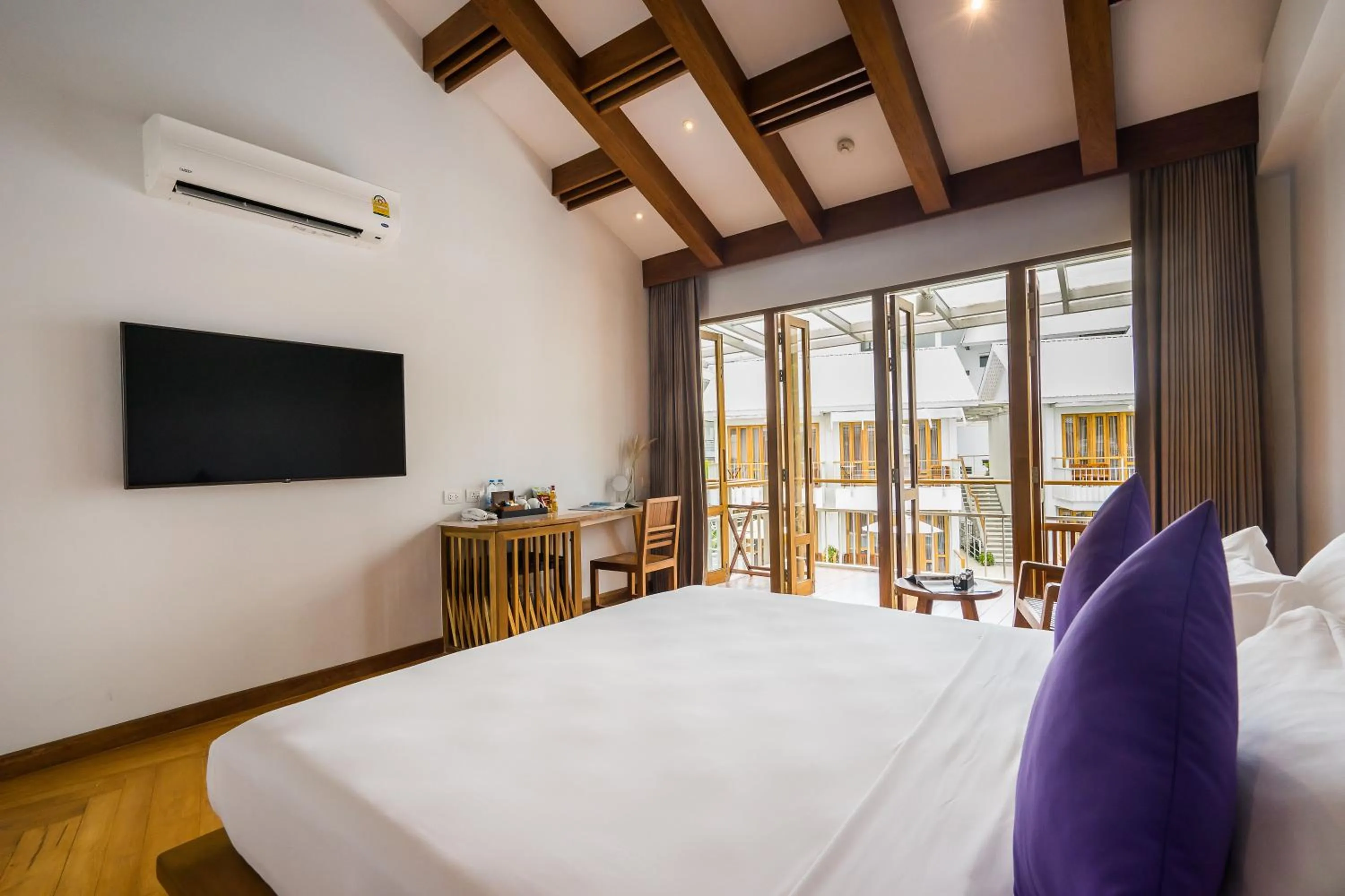 Bedroom, Bed in White Sand Samui Resort