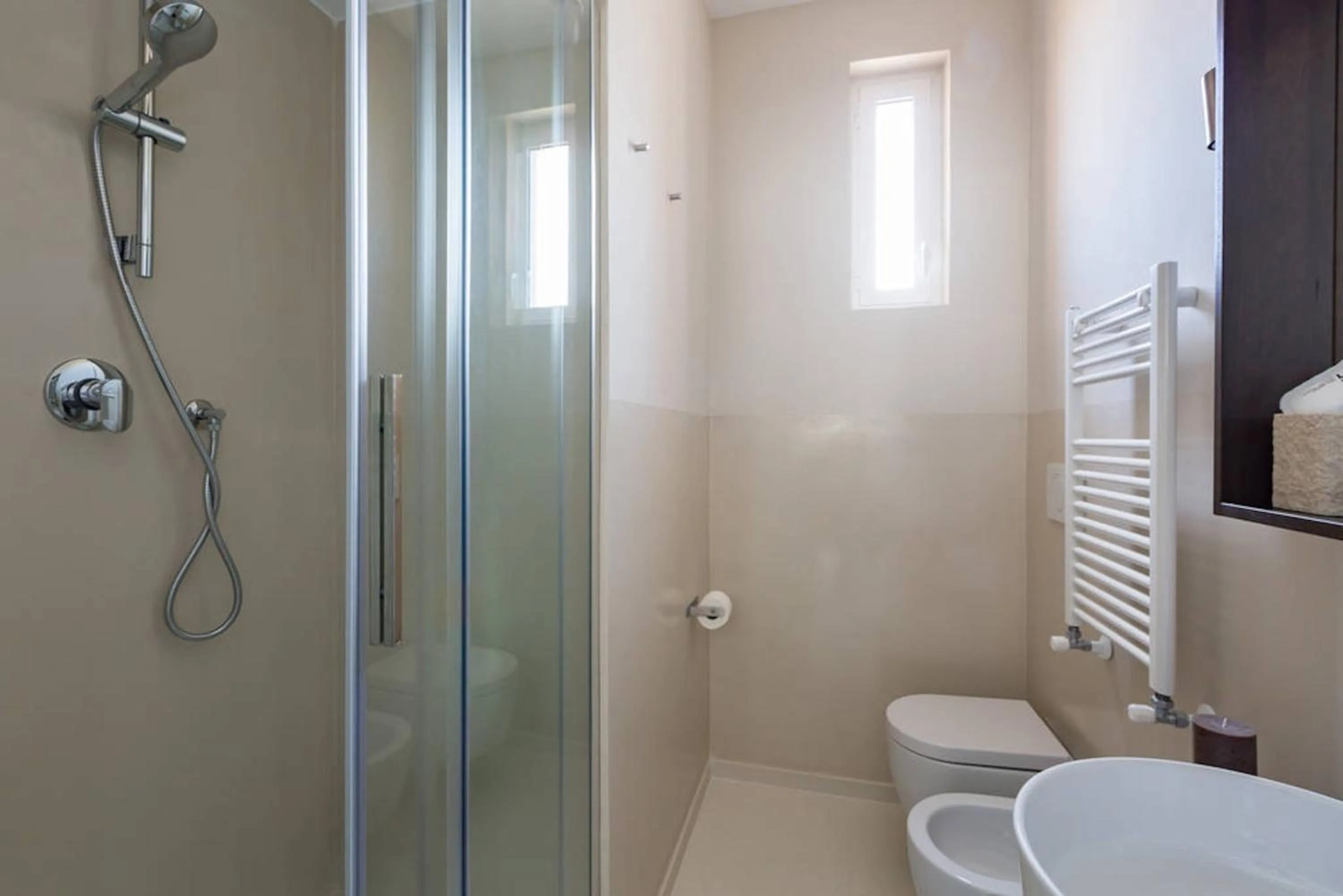 Shower in The Royal Crown