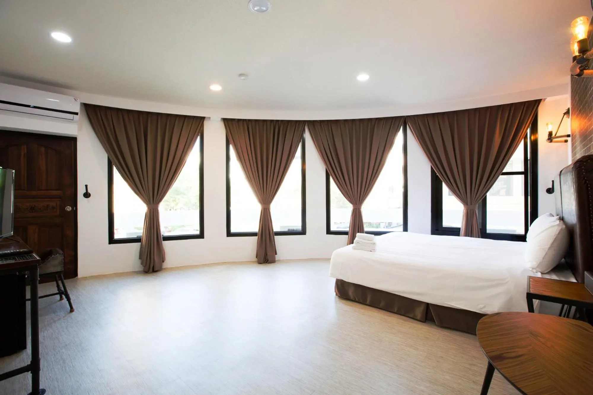 Photo of the whole room, Bed in Live in the Happiness