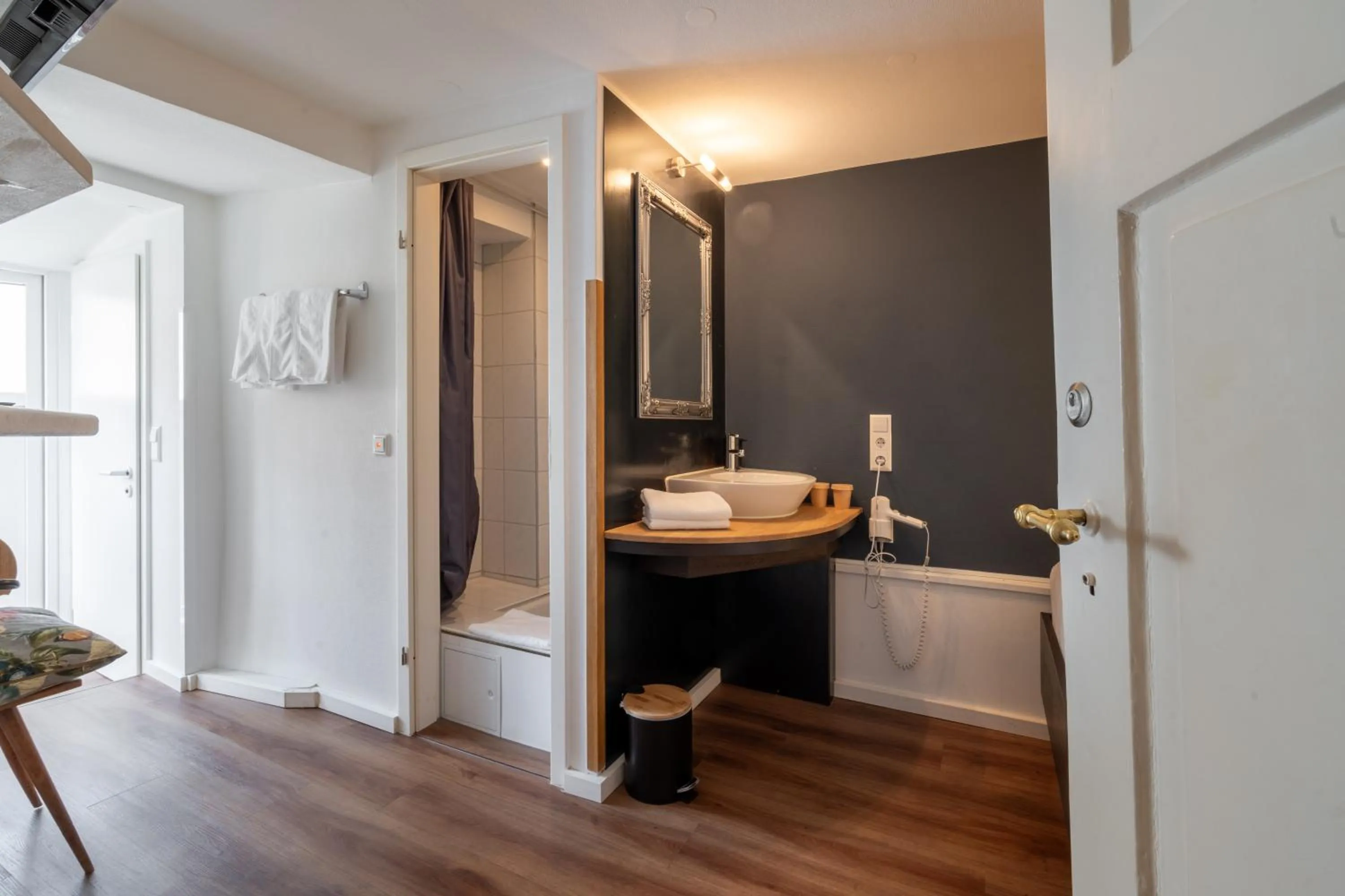 Photo of the whole room in Hotel am Fischmarkt