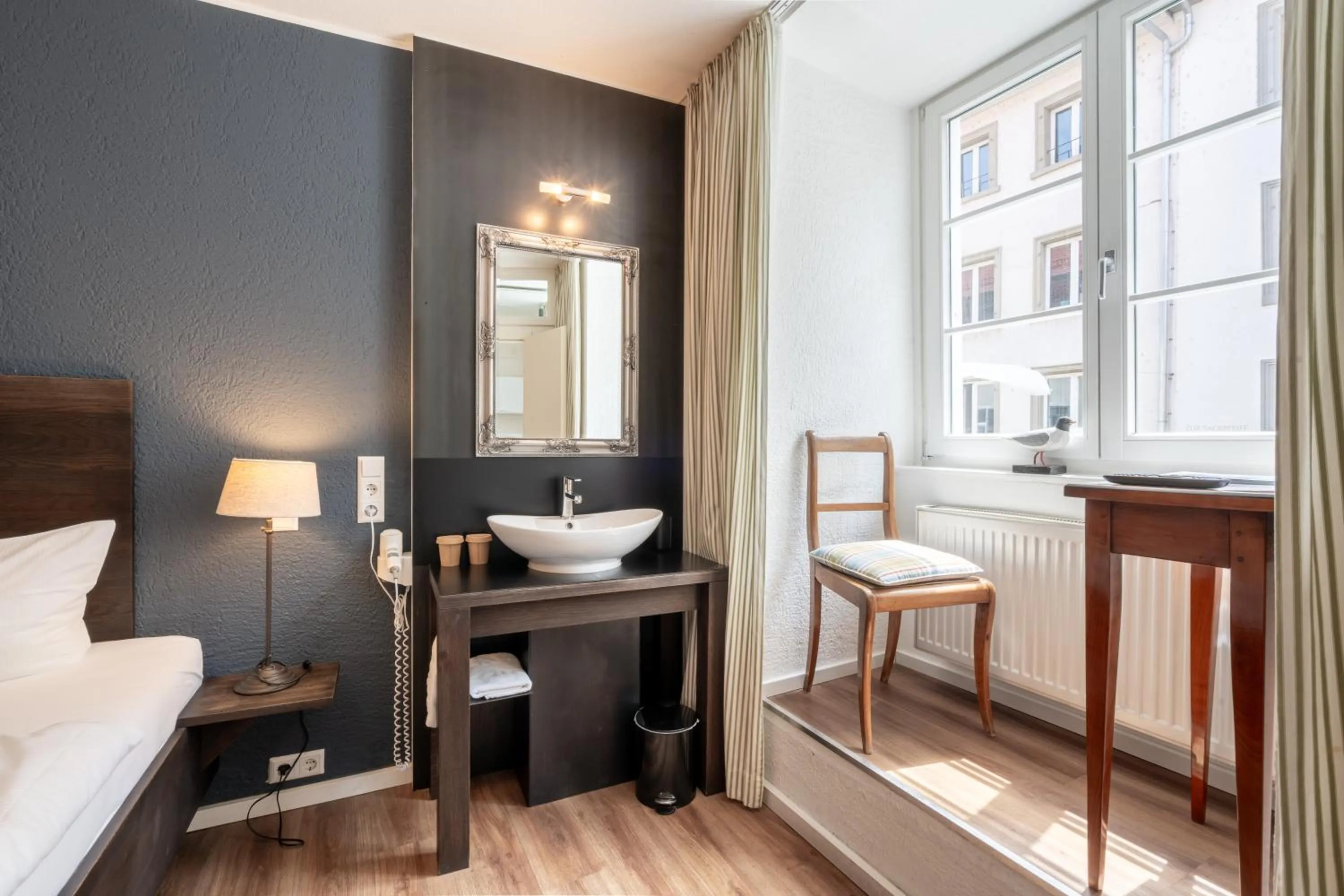 Photo of the whole room, Bed in Hotel am Fischmarkt