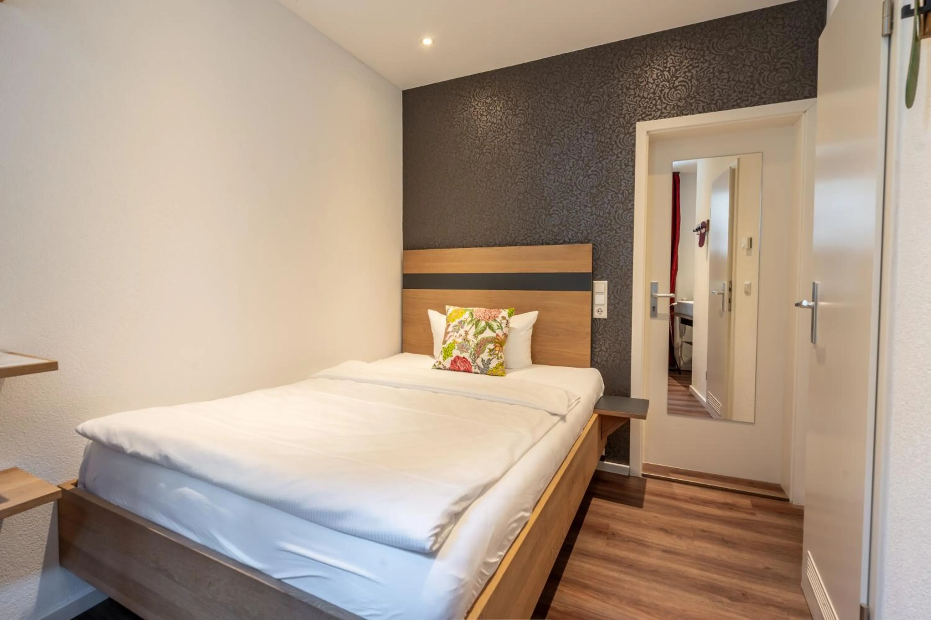 Photo of the whole room, Bed in Hotel am Fischmarkt