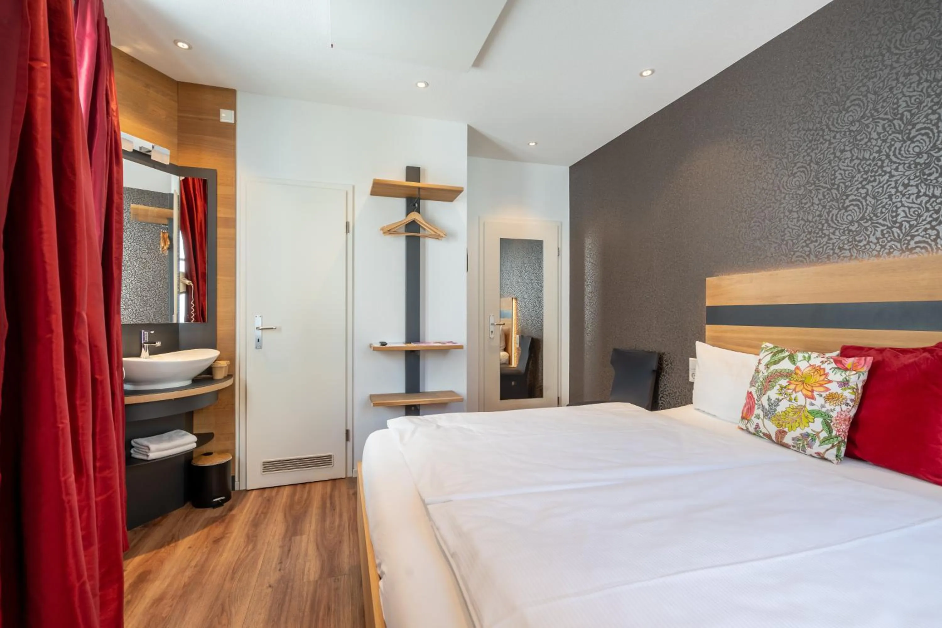 Photo of the whole room, Bed in Hotel am Fischmarkt