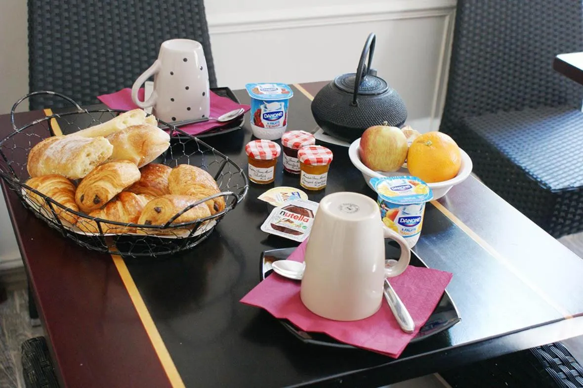 Breakfast in Hôtel Le Home Saint Louis