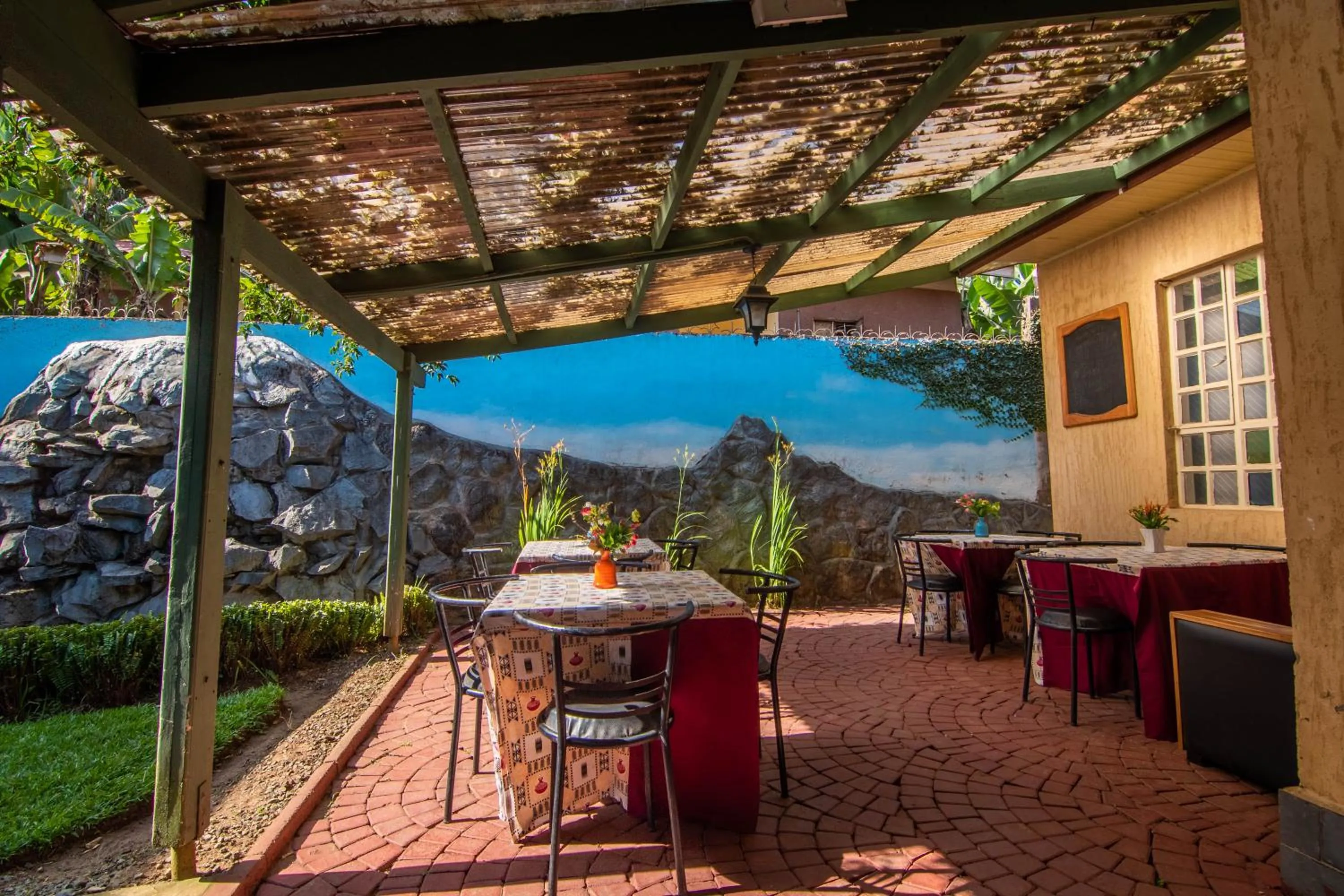 Restaurant/places to eat in Crest Safari Lodge Bed and Breakfast