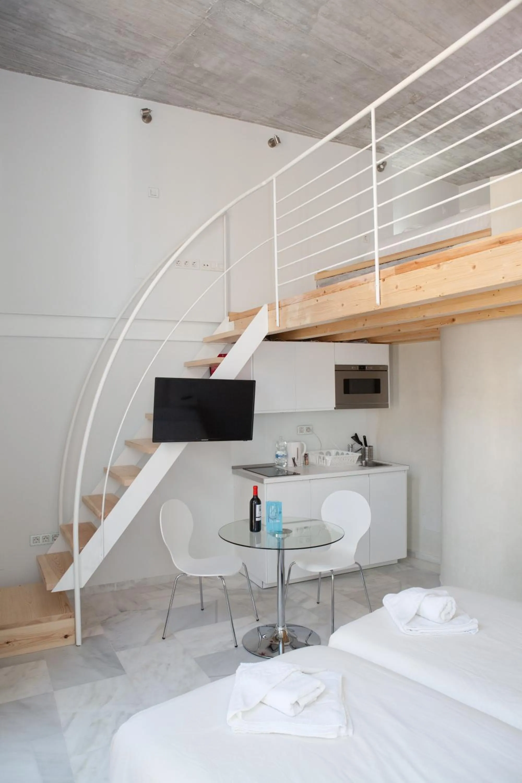 Kitchen or kitchenette, Bed in Malaga City Breaks