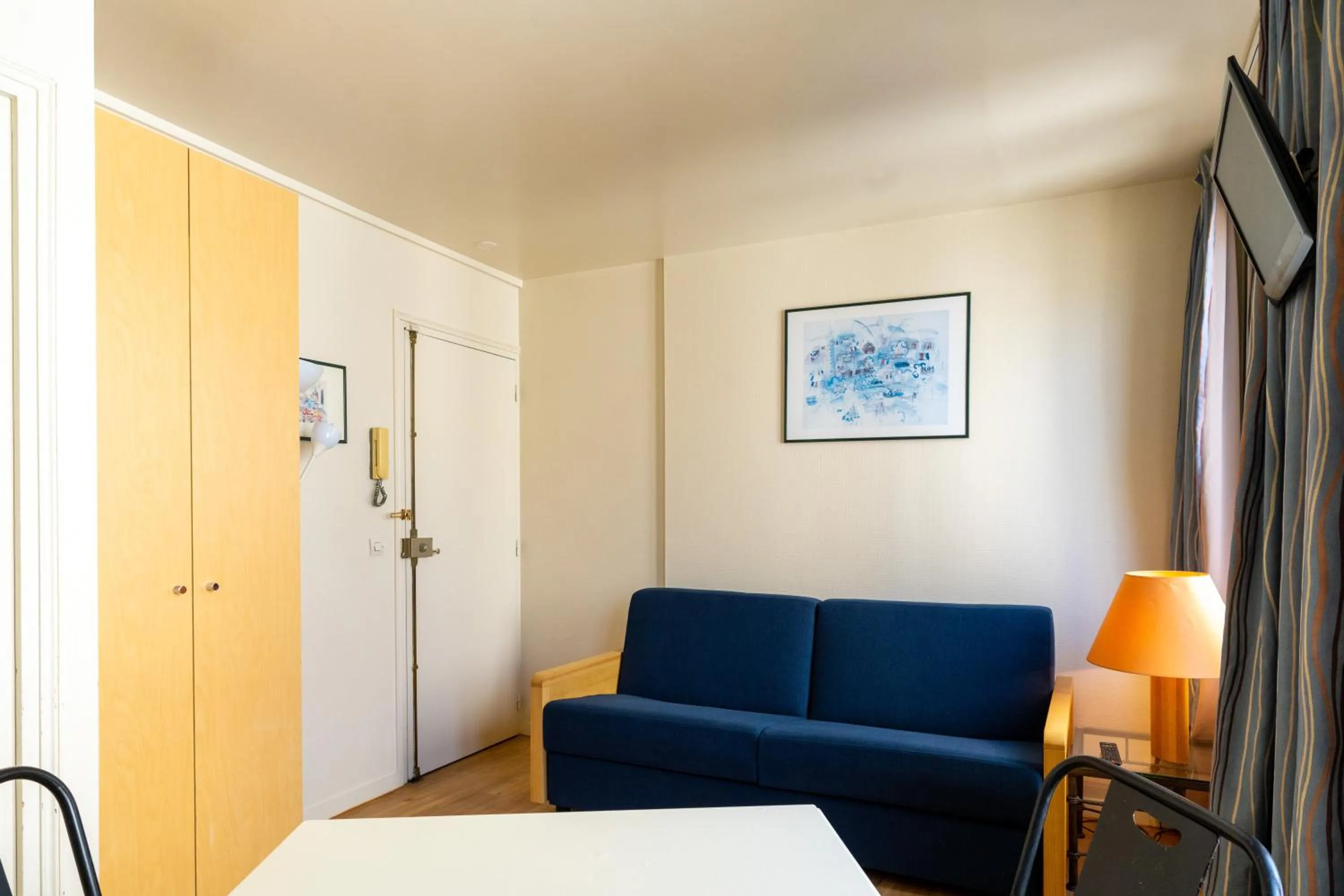 Photo of the whole room in Hôtel Capfun Le Saint Germain, Paris