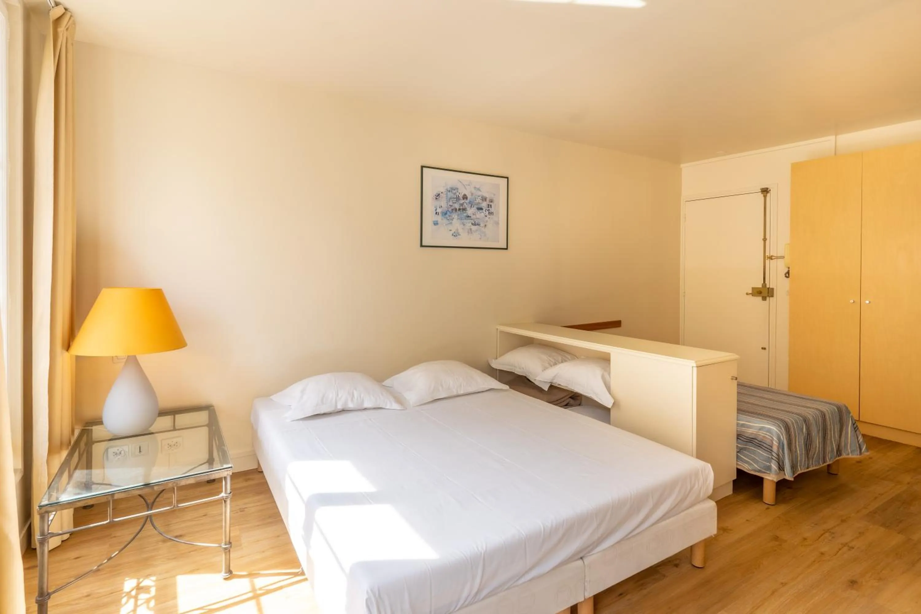 Bed in Hôtel Capfun Le Saint Germain, Paris