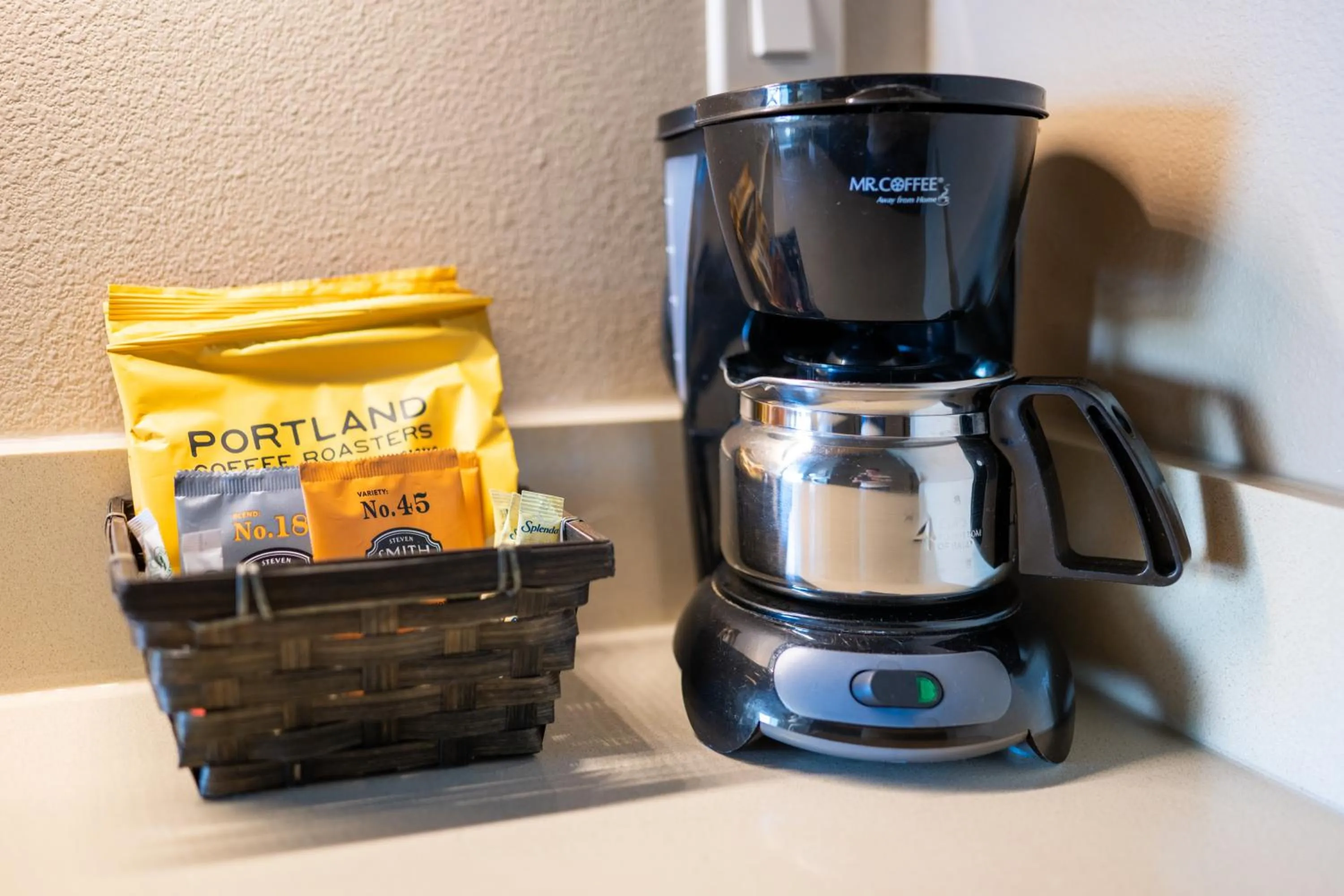 Coffee/tea facilities in The Lodge at Columbia Point