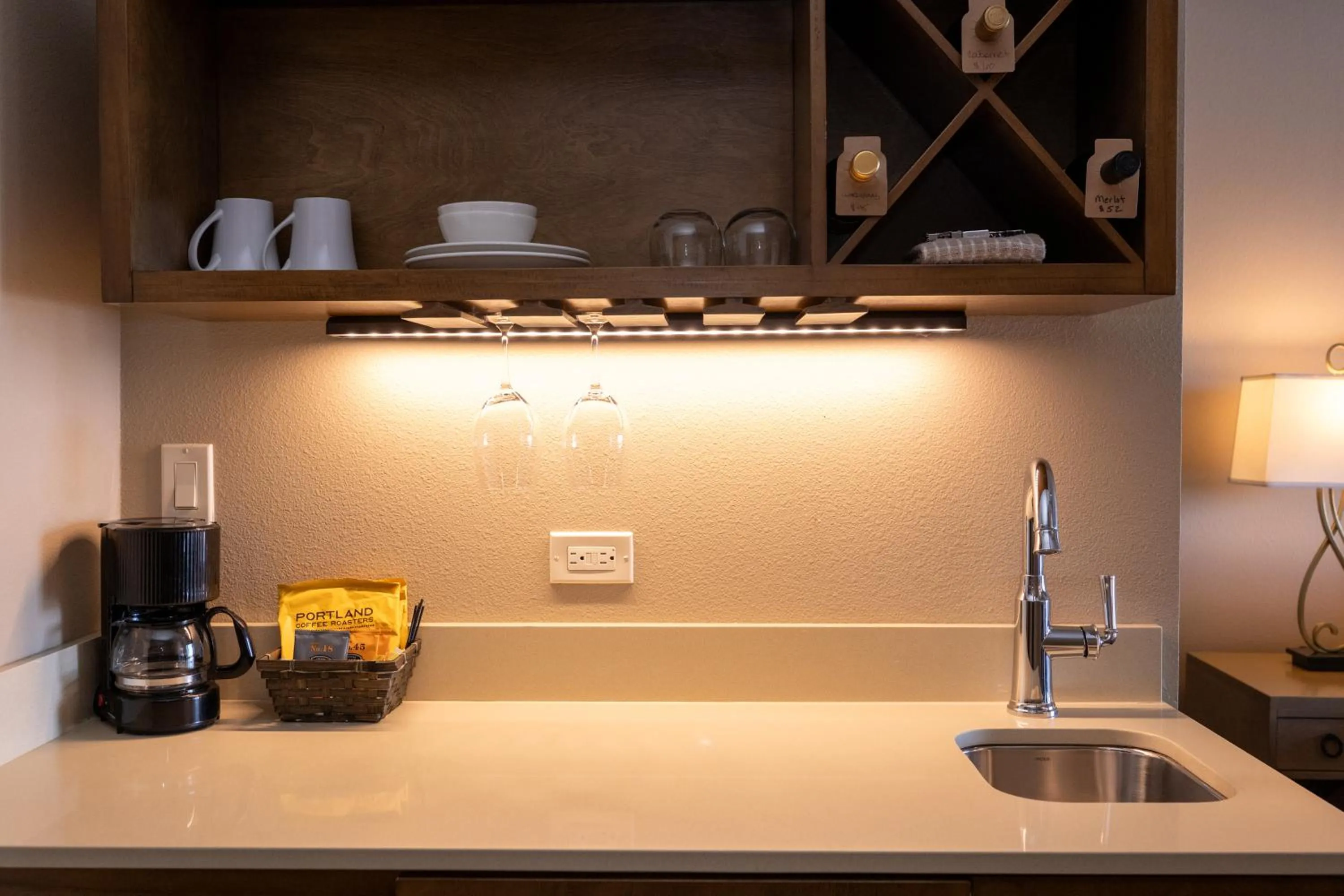 Coffee/tea facilities in The Lodge at Columbia Point