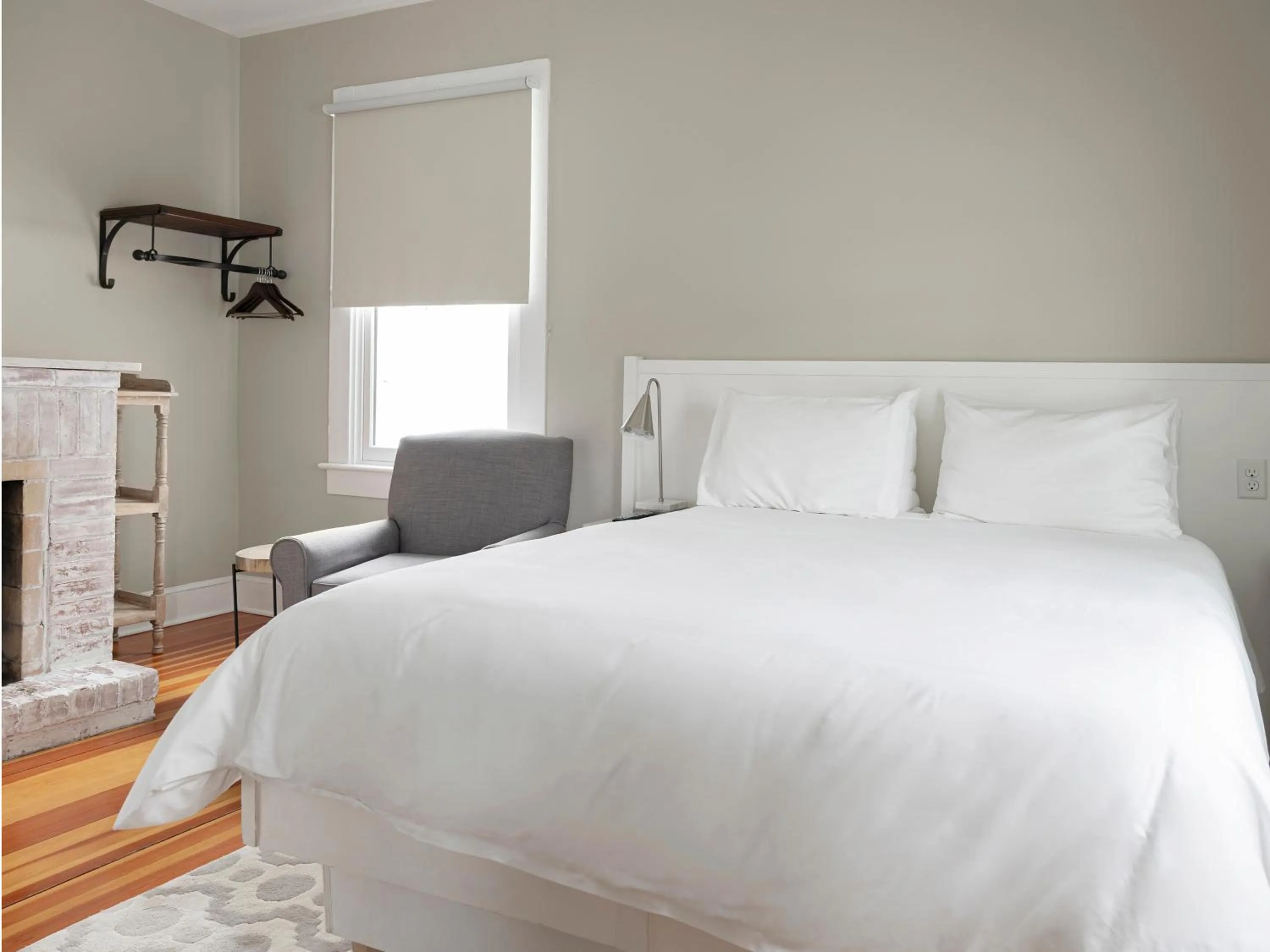 Bed in Lakehouse Inn