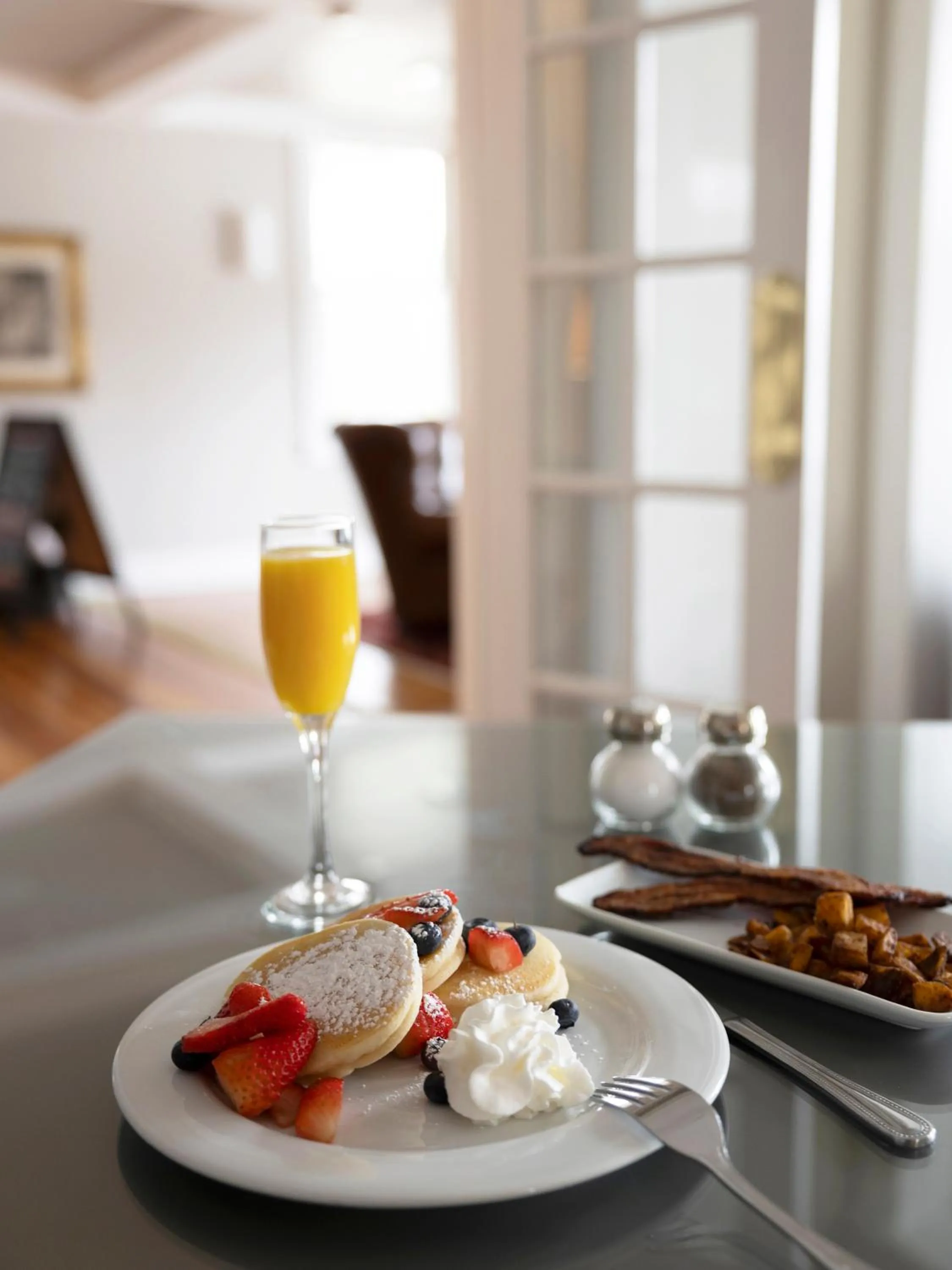 Bed in Lakehouse Inn