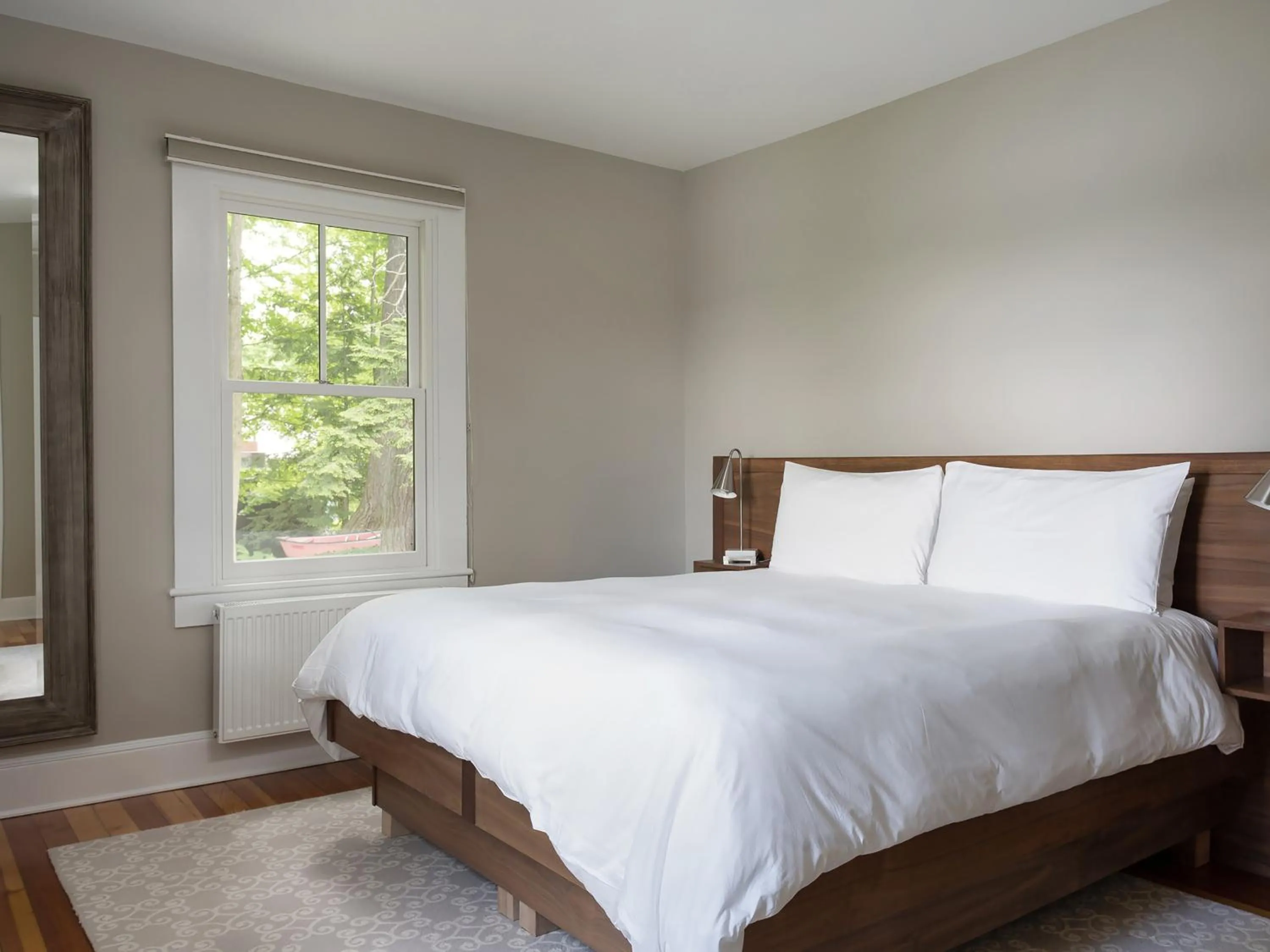 Bed in Lakehouse Inn