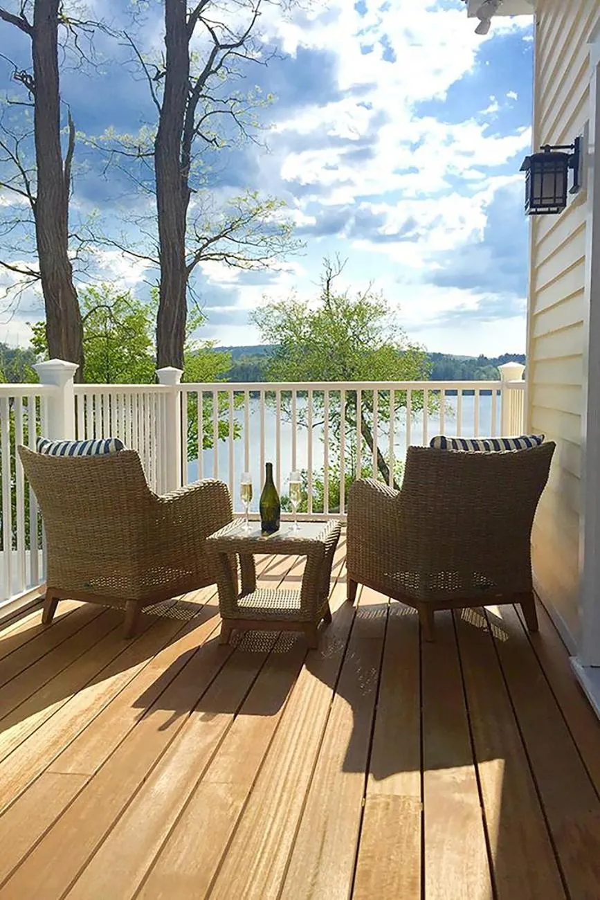 Property building in Lakehouse Inn