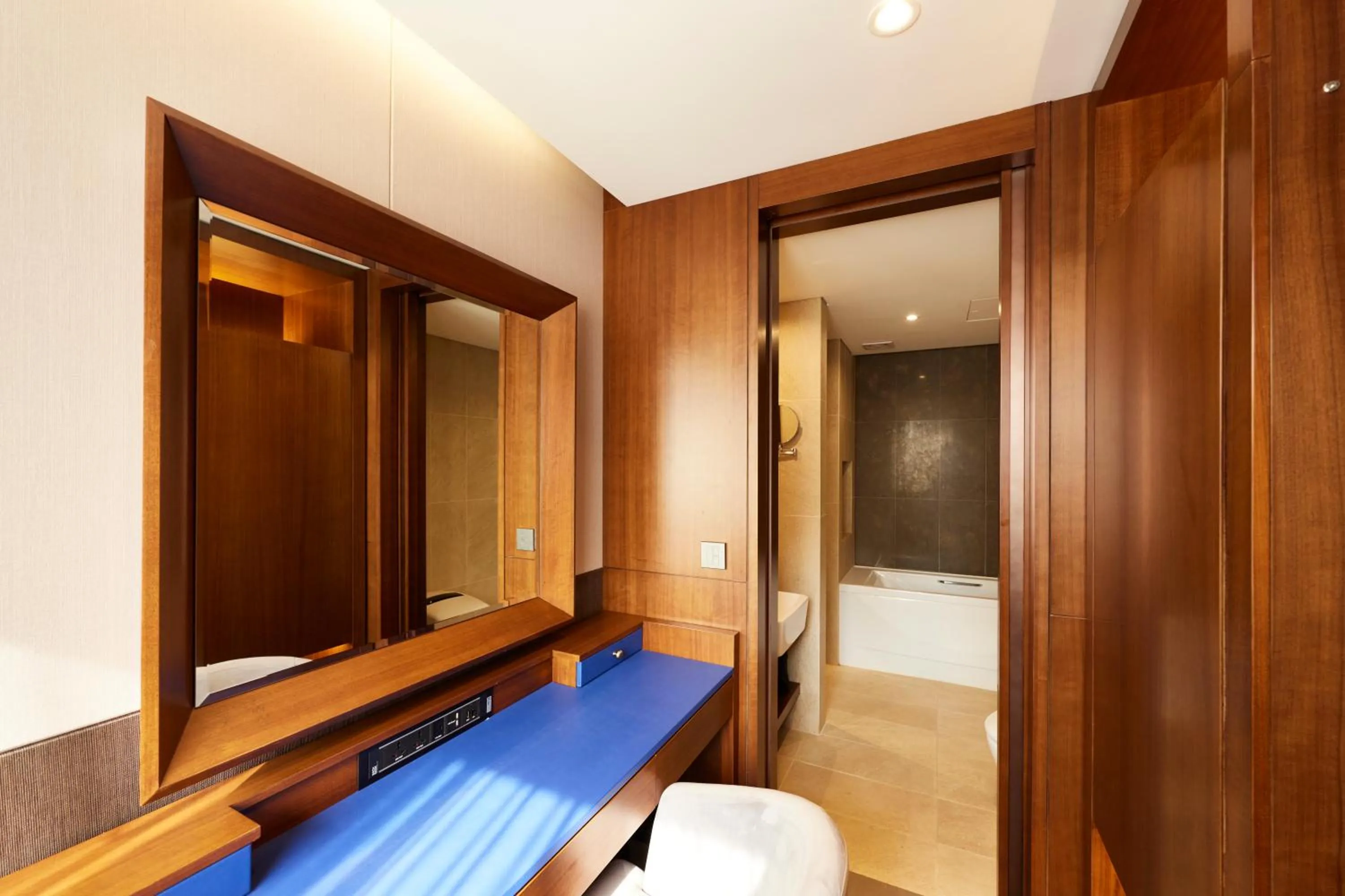 Toilet, Bed in Hotel Uri&