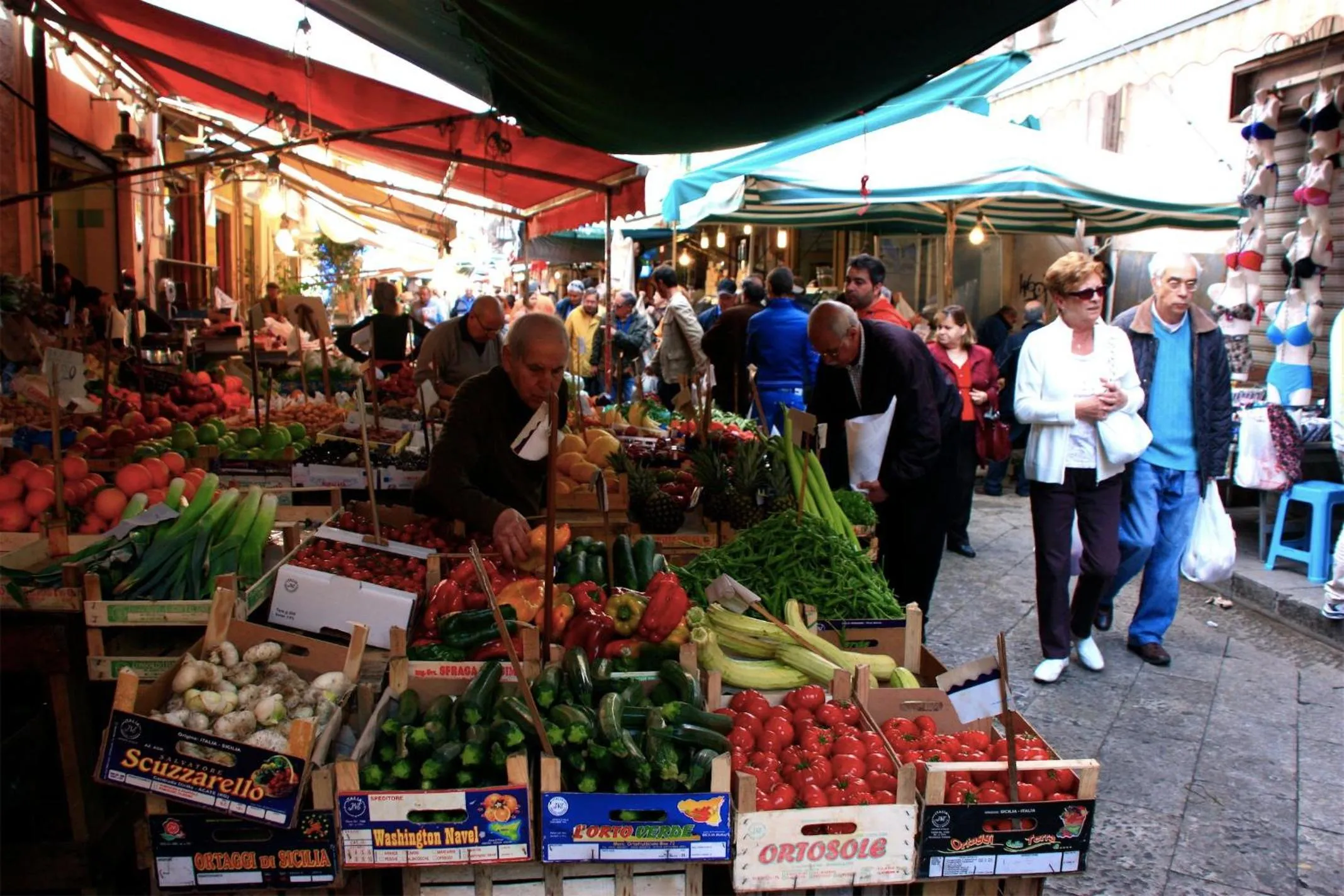 Supermarket/grocery shop in Rabbad Apartments
