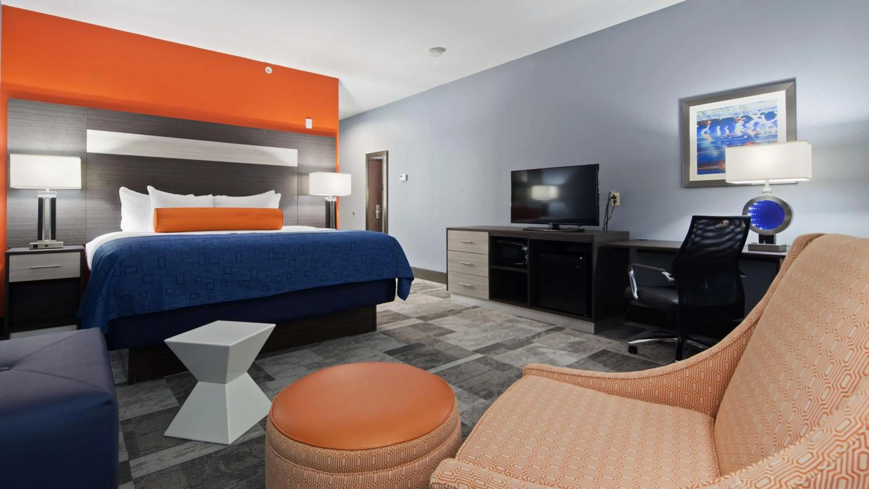 Photo of the whole room, TV/Entertainment Center in Best Western Plus Wewoka Inn & Suites