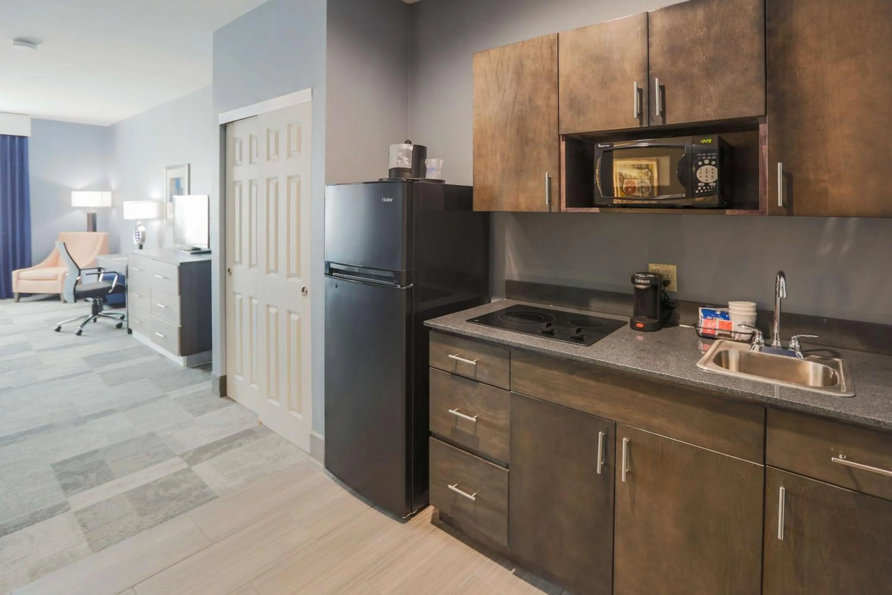 Kitchen or kitchenette, Kitchen/Kitchenette in Best Western Plus Wewoka Inn & Suites