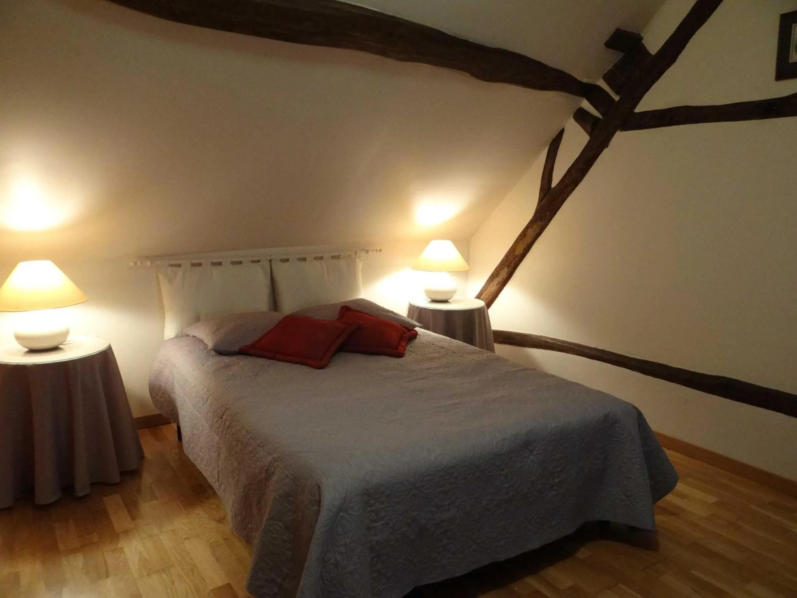 Photo of the whole room, Bed in La Sauleraie