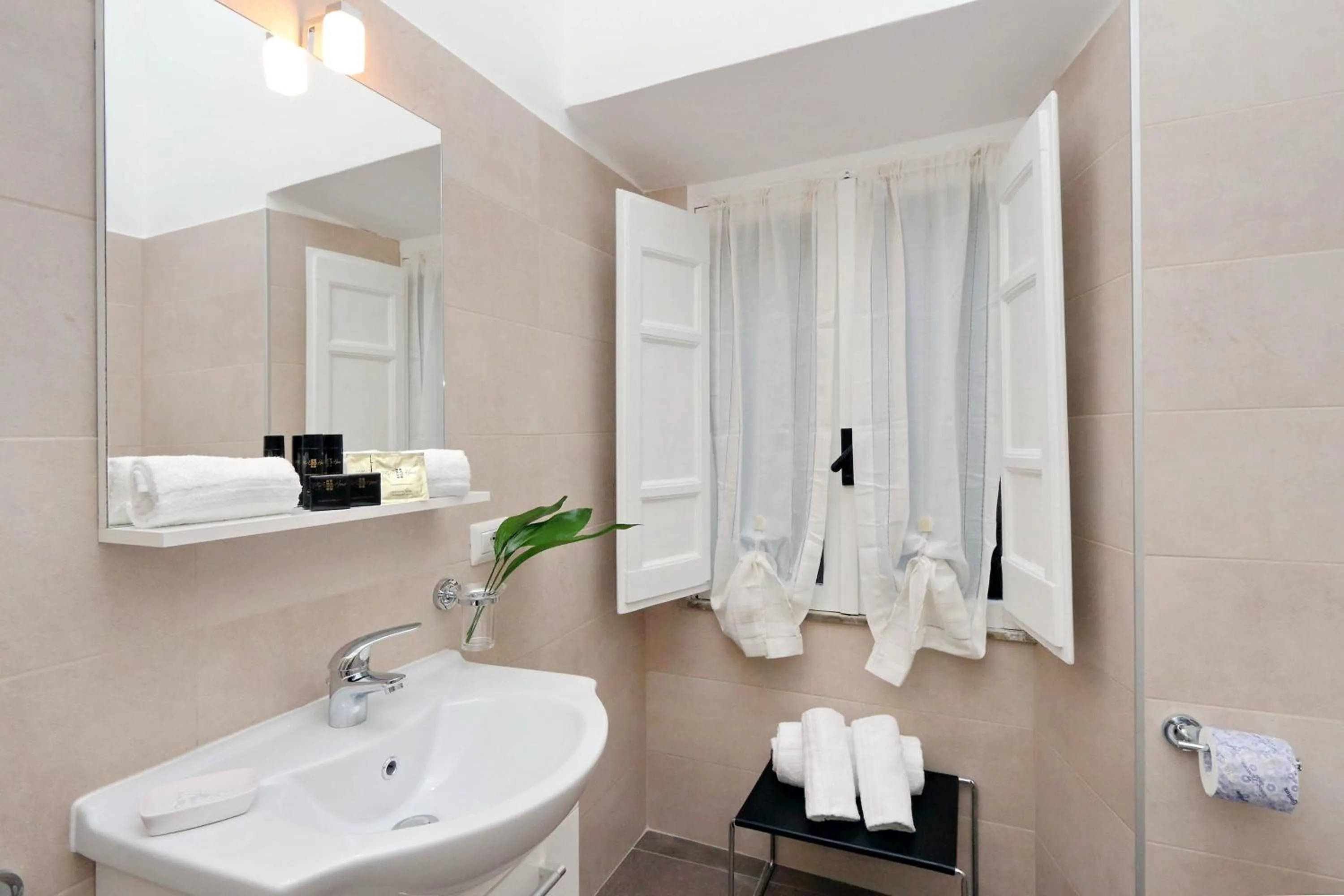 Bathroom in RomeAsYouLike-Monti Experience 295