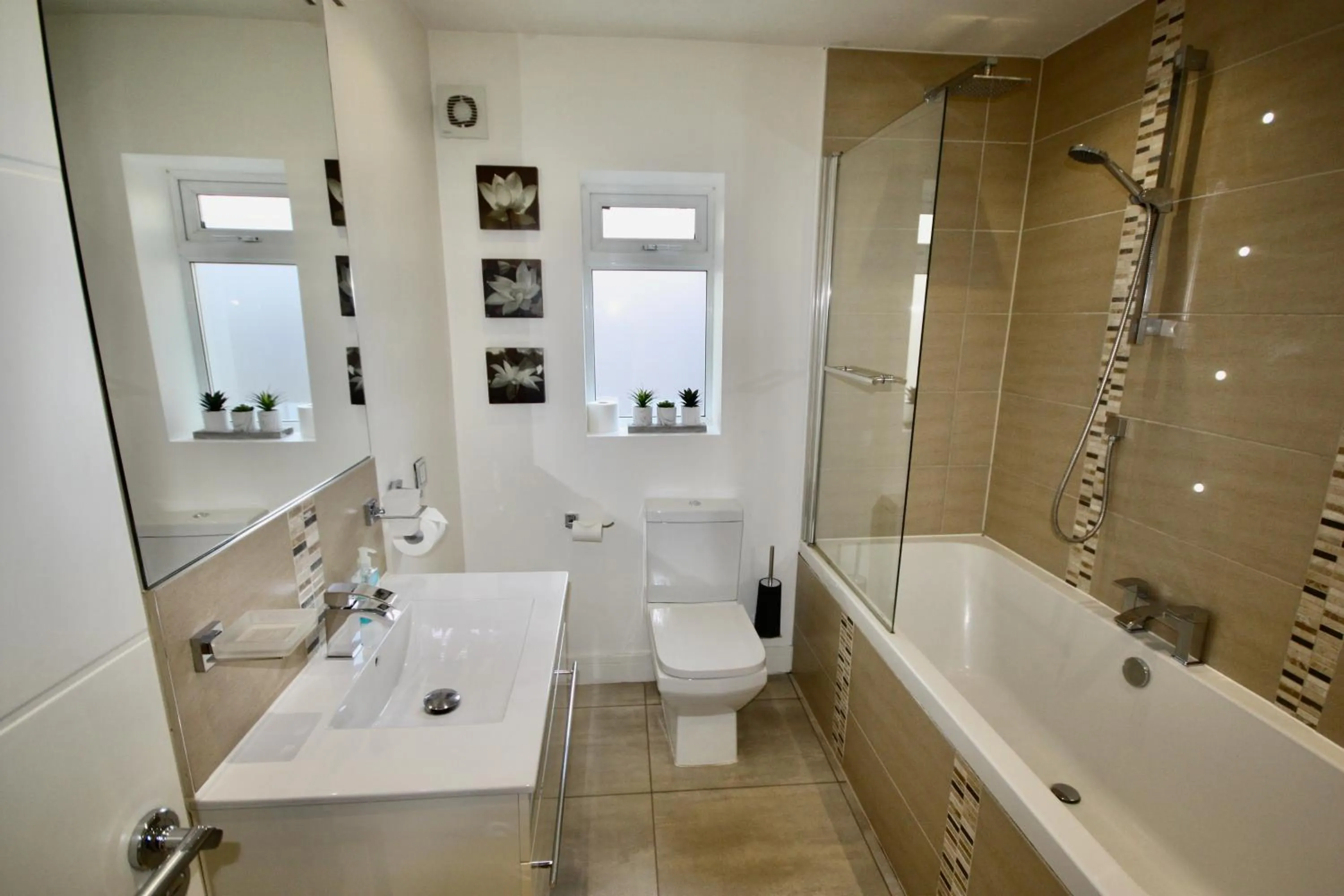 Shower in Four Corners Holiday Home Hot Tub & Sauna