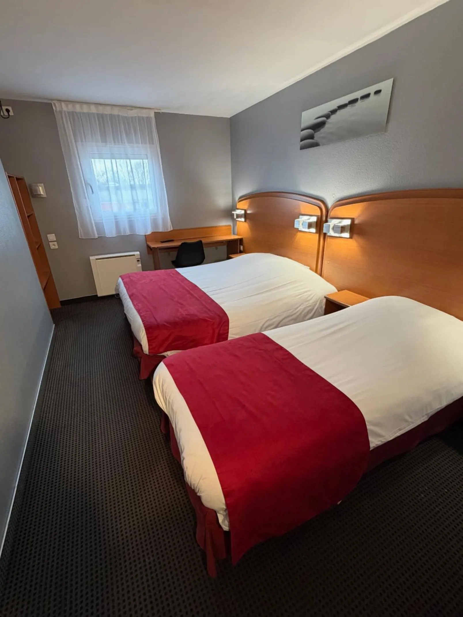 Bed in initial by balladins Amiens / Longueau