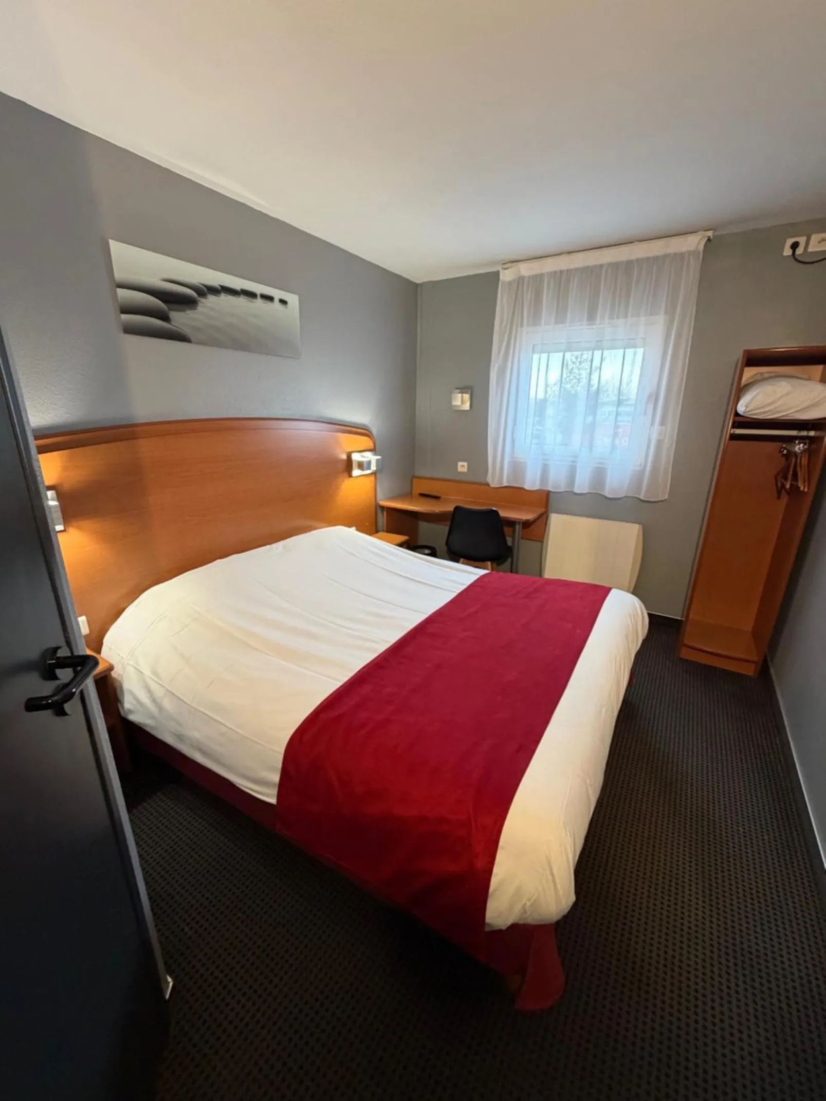 Bed in initial by balladins Amiens / Longueau