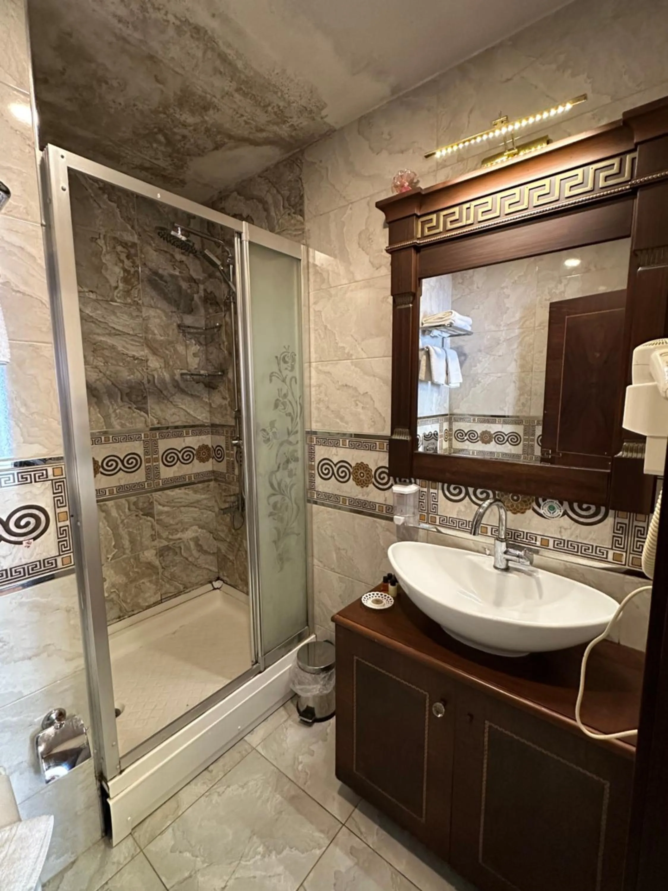 Bathroom in Napolyon hotel