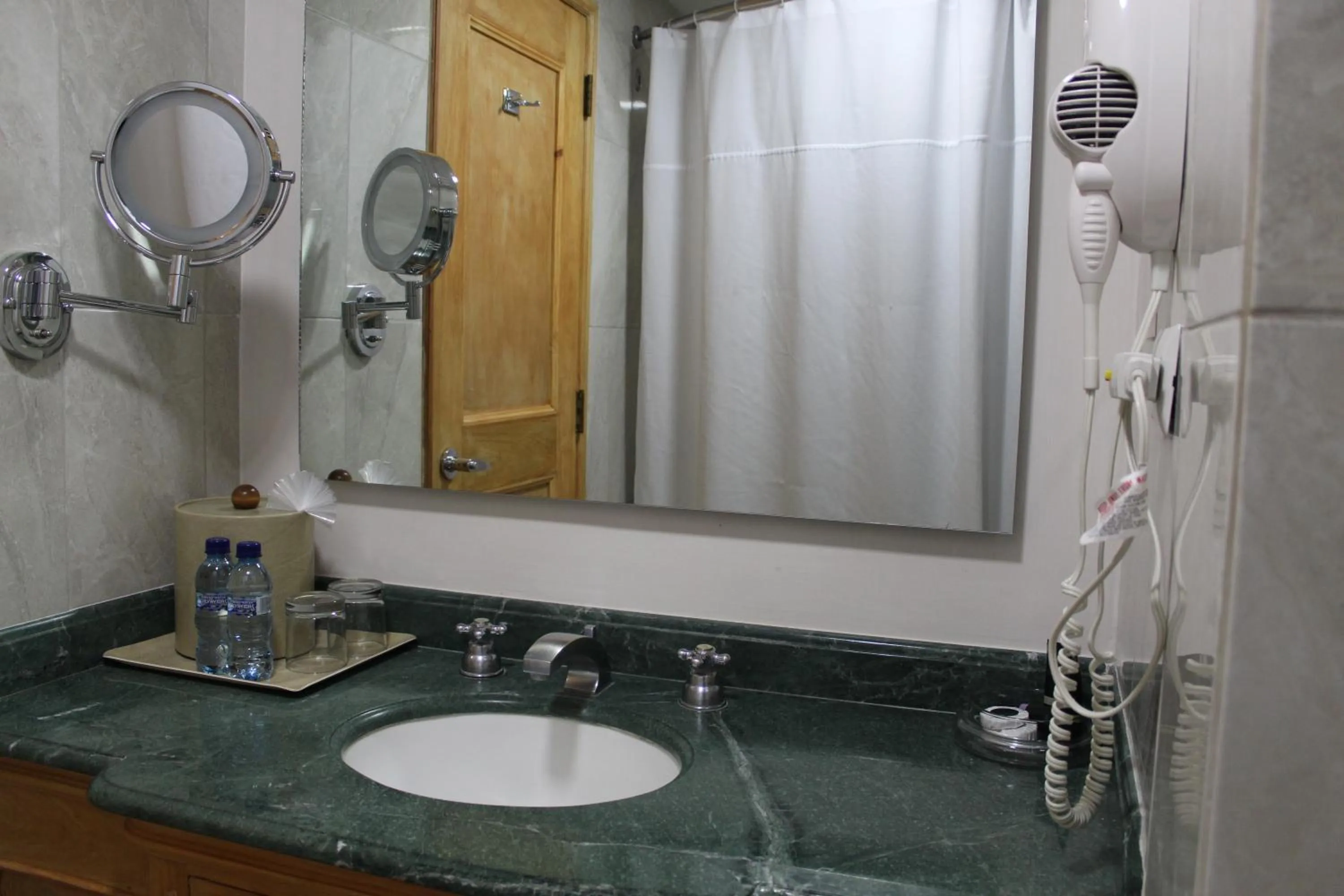 Bathroom in Hotel Las Americas