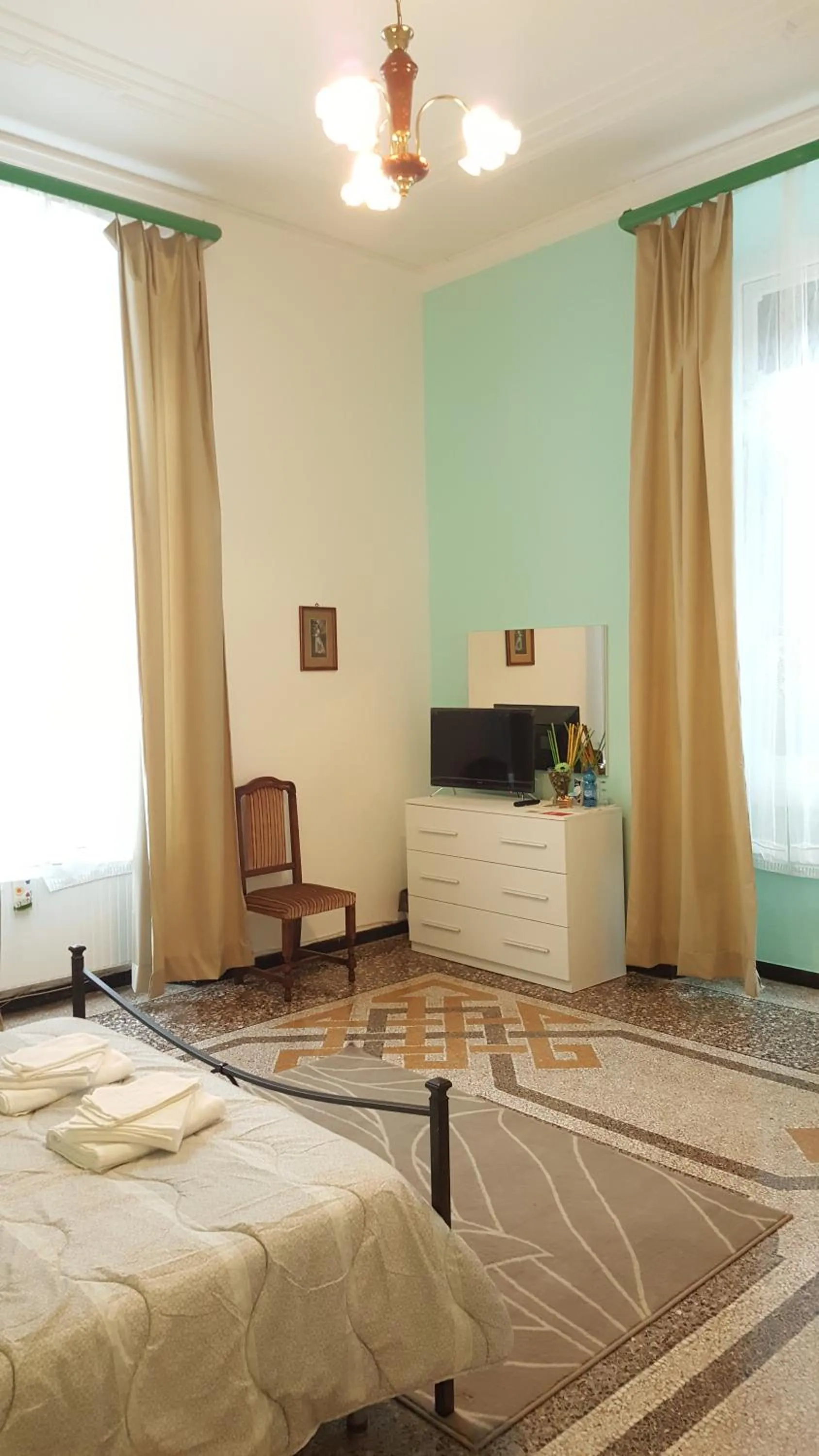 Photo of the whole room, Bed in Royal Suite