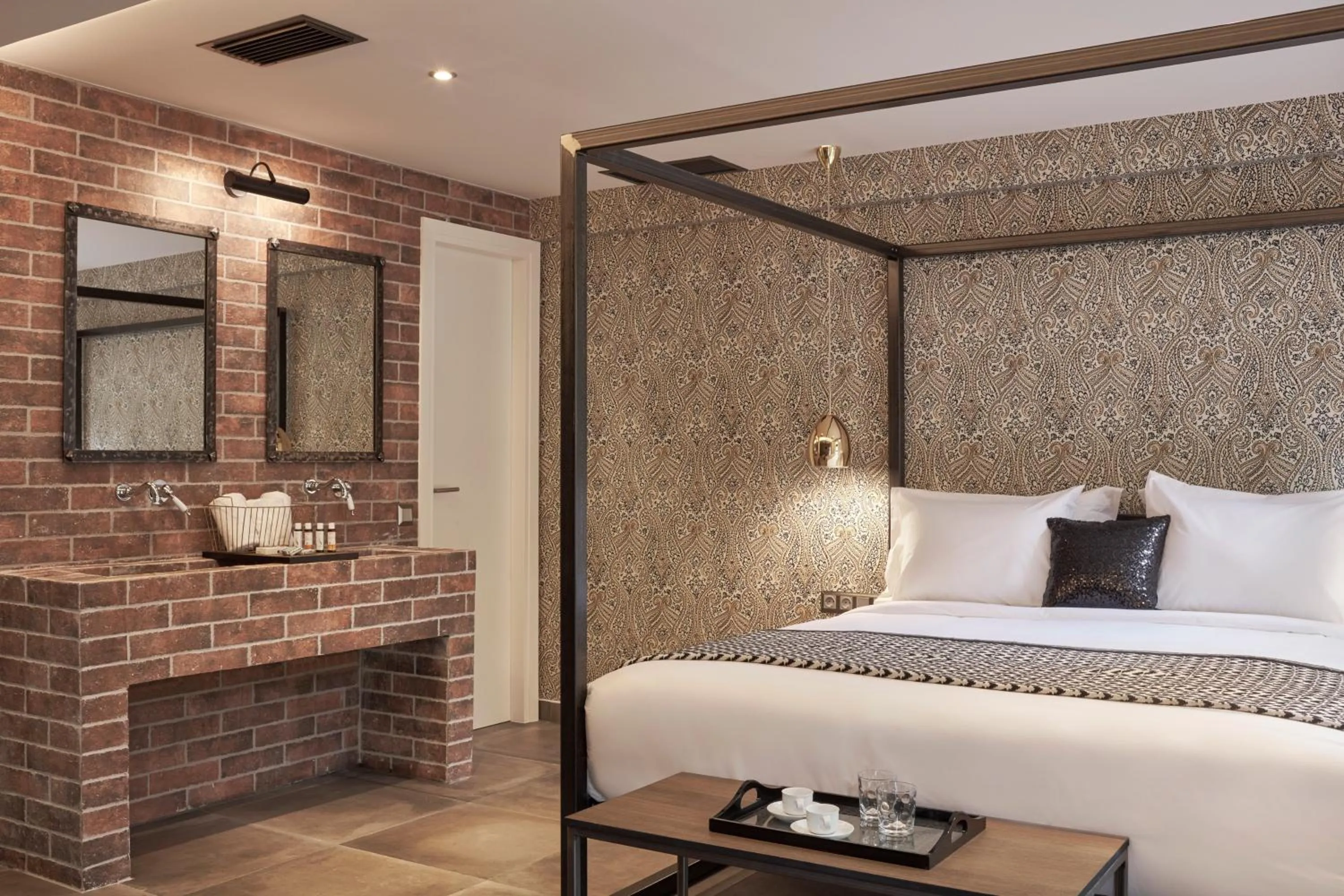 Bed in 18 Micon Str.