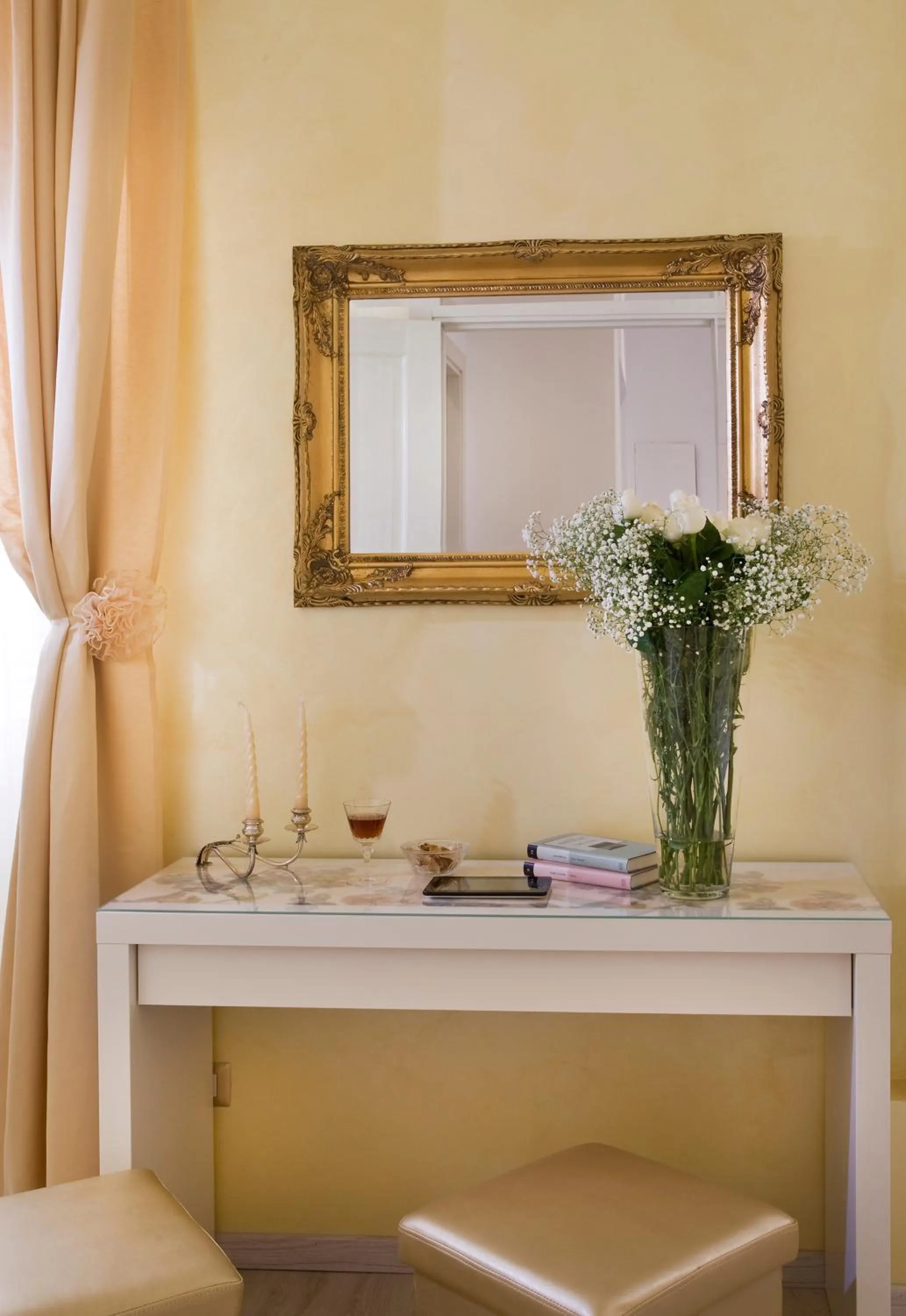 Photo of the whole room in Cameo B&B