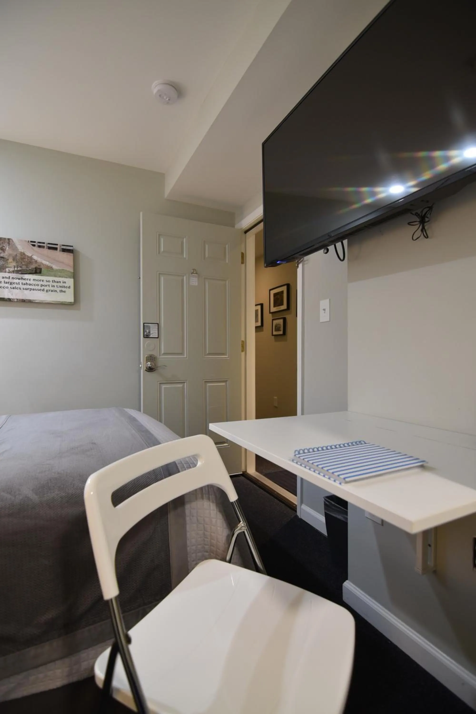 TV and multimedia in The Georgetown House Inn