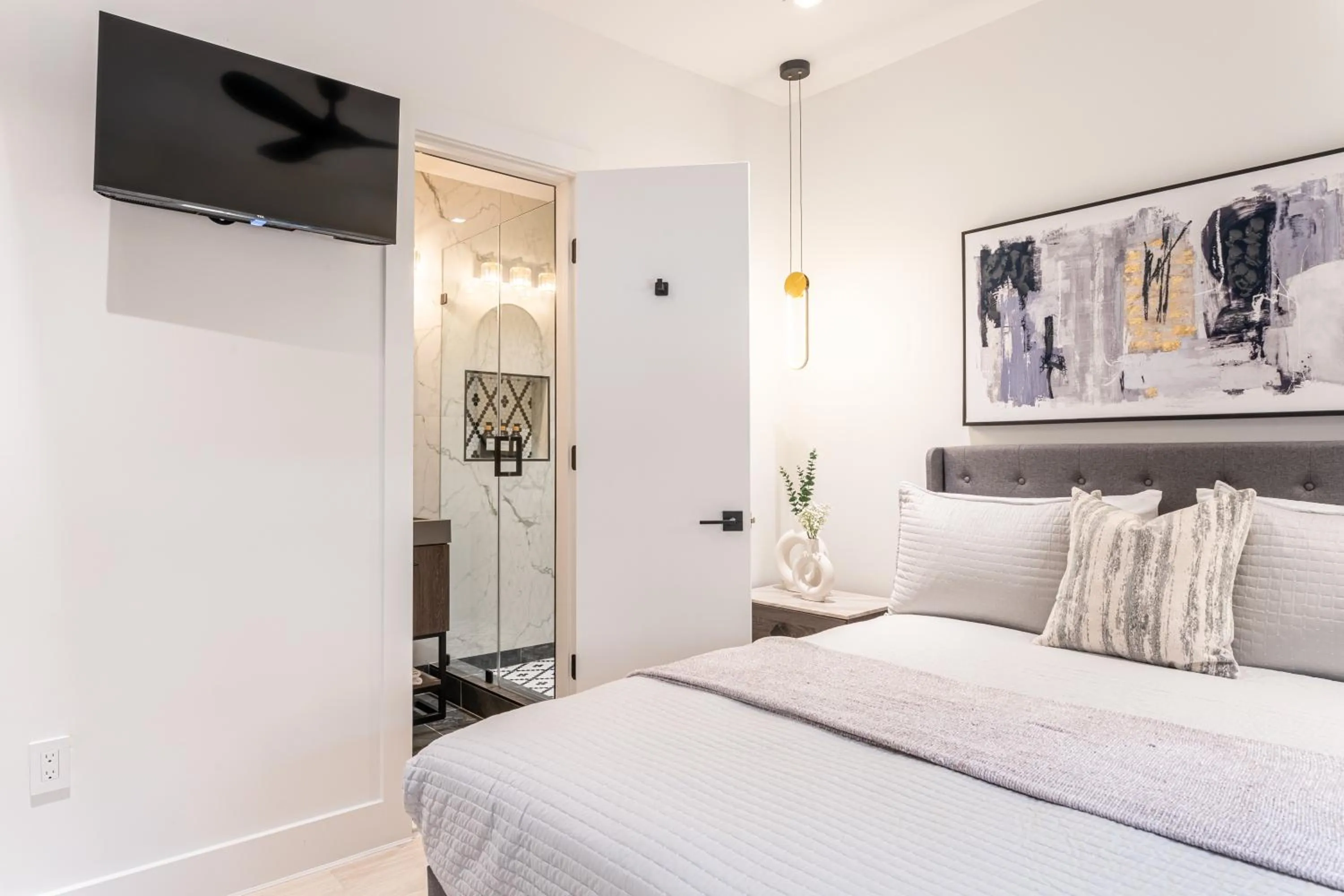 Bed in The Georgetown House Inn