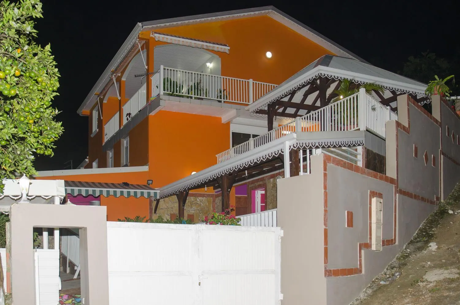 Facade/entrance in Domaine De Titine