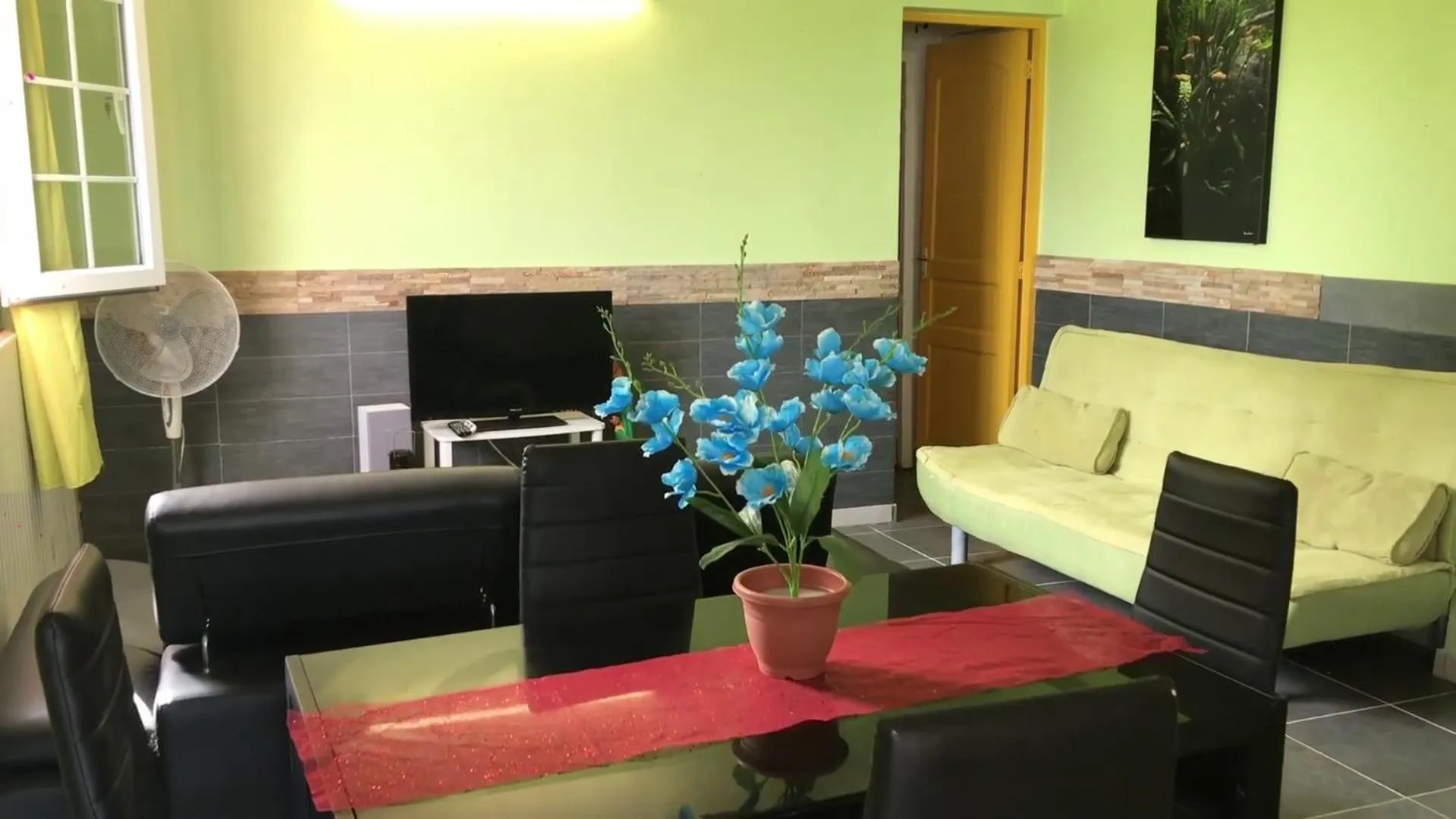 Communal lounge/ TV room in Domaine De Titine