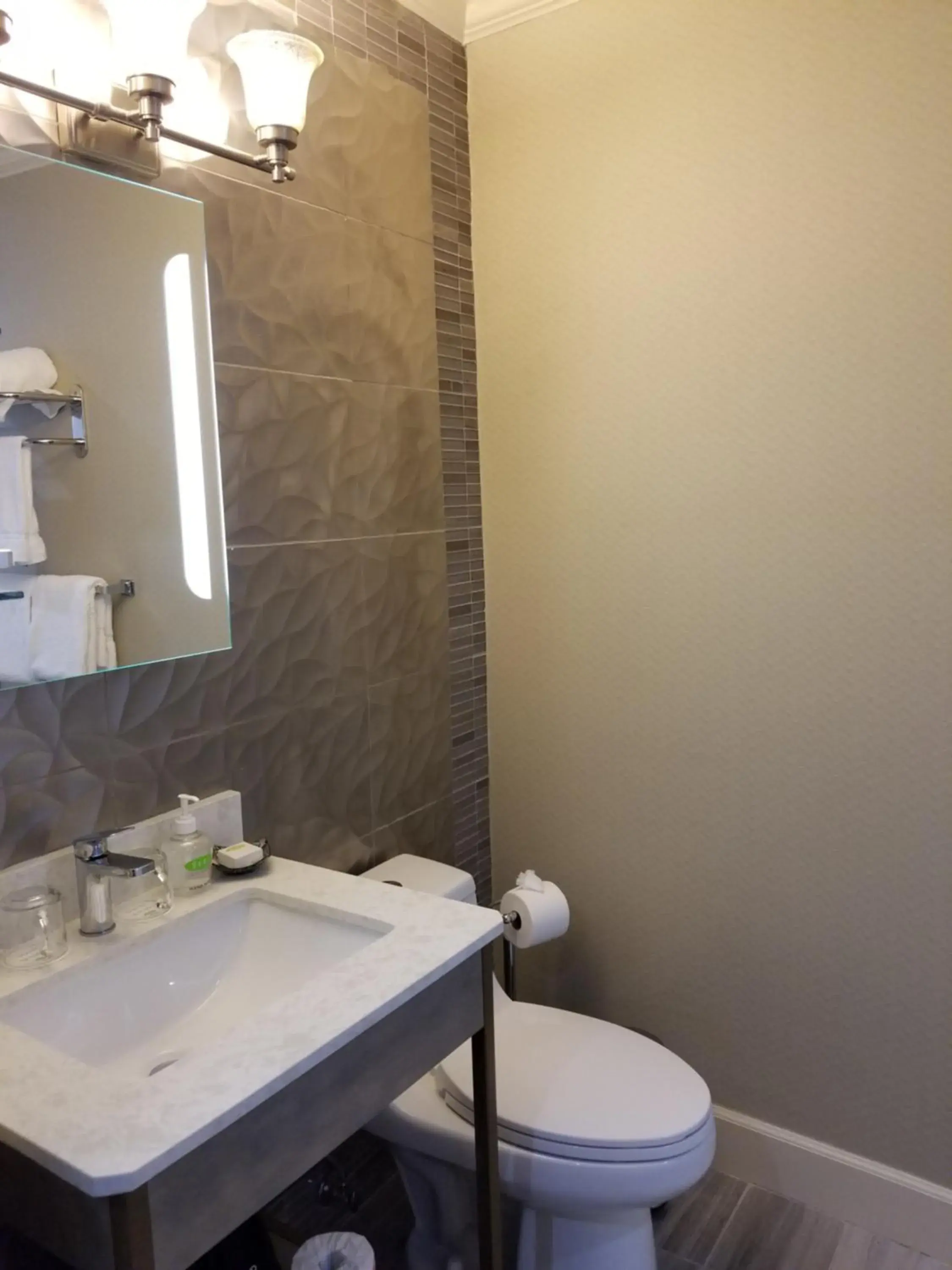 Queen Room in SenS Hotel & Vanne Bistro Berkeley Queen Room in SenS Hotel & Vanne Bistro Berkeley