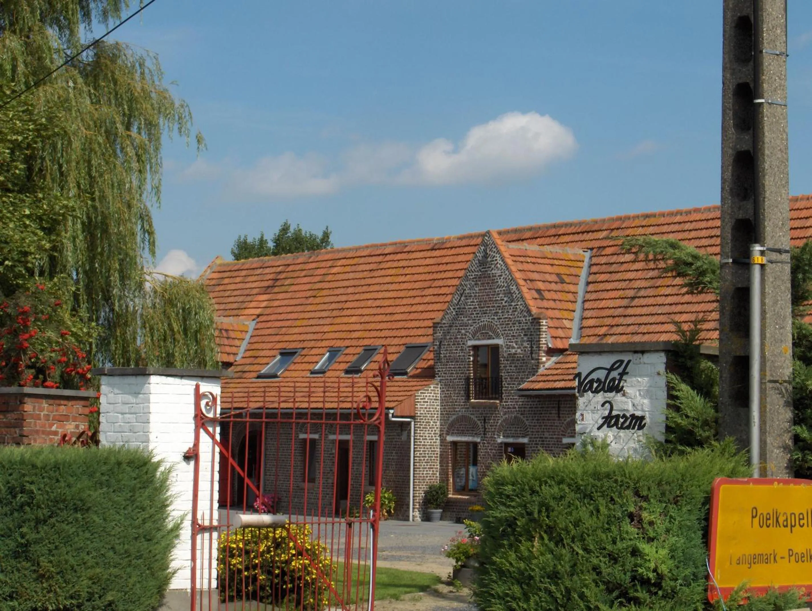 Facade/entrance in Varlet Farm