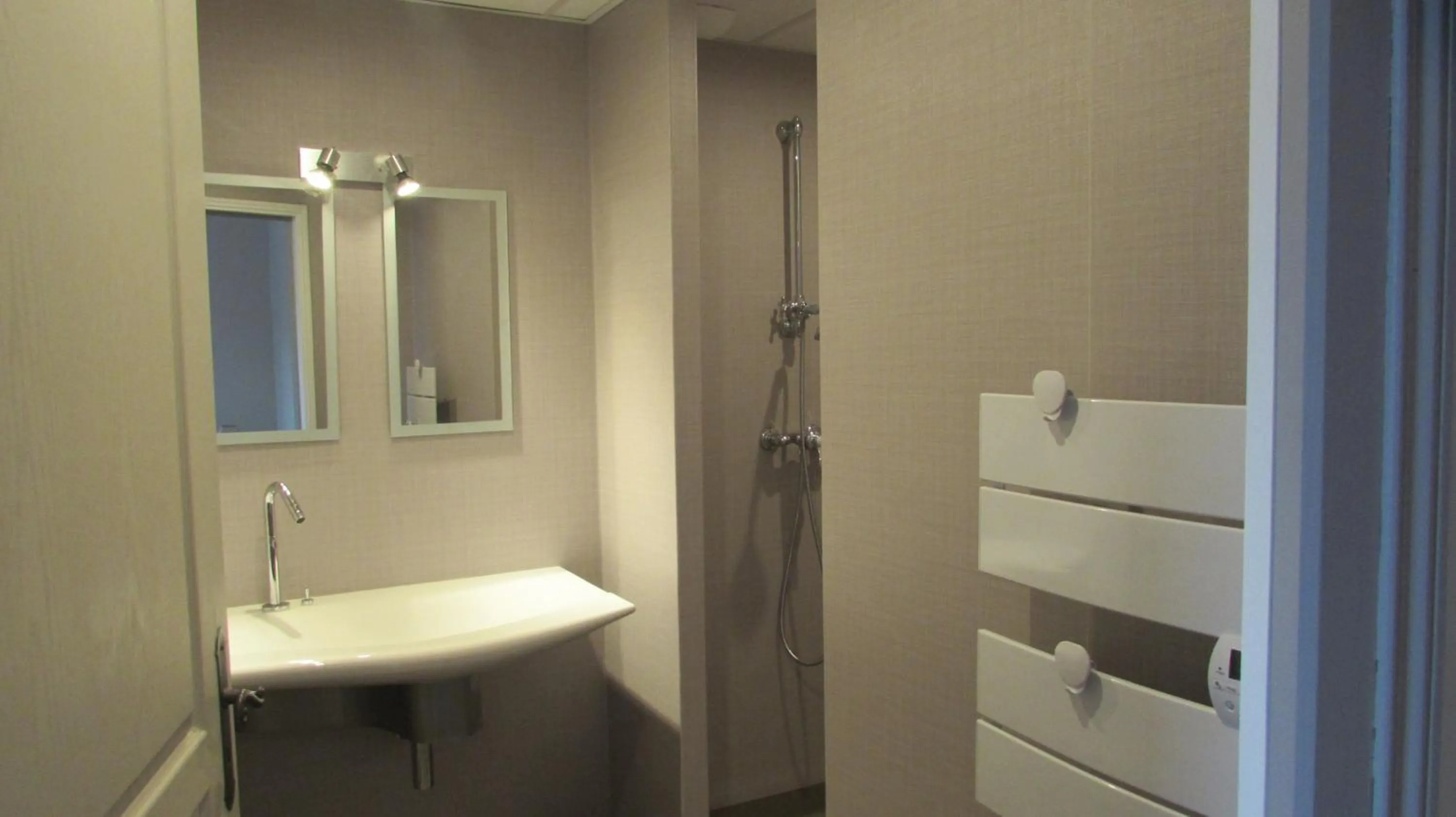 Shower in Auberge Les Volcans