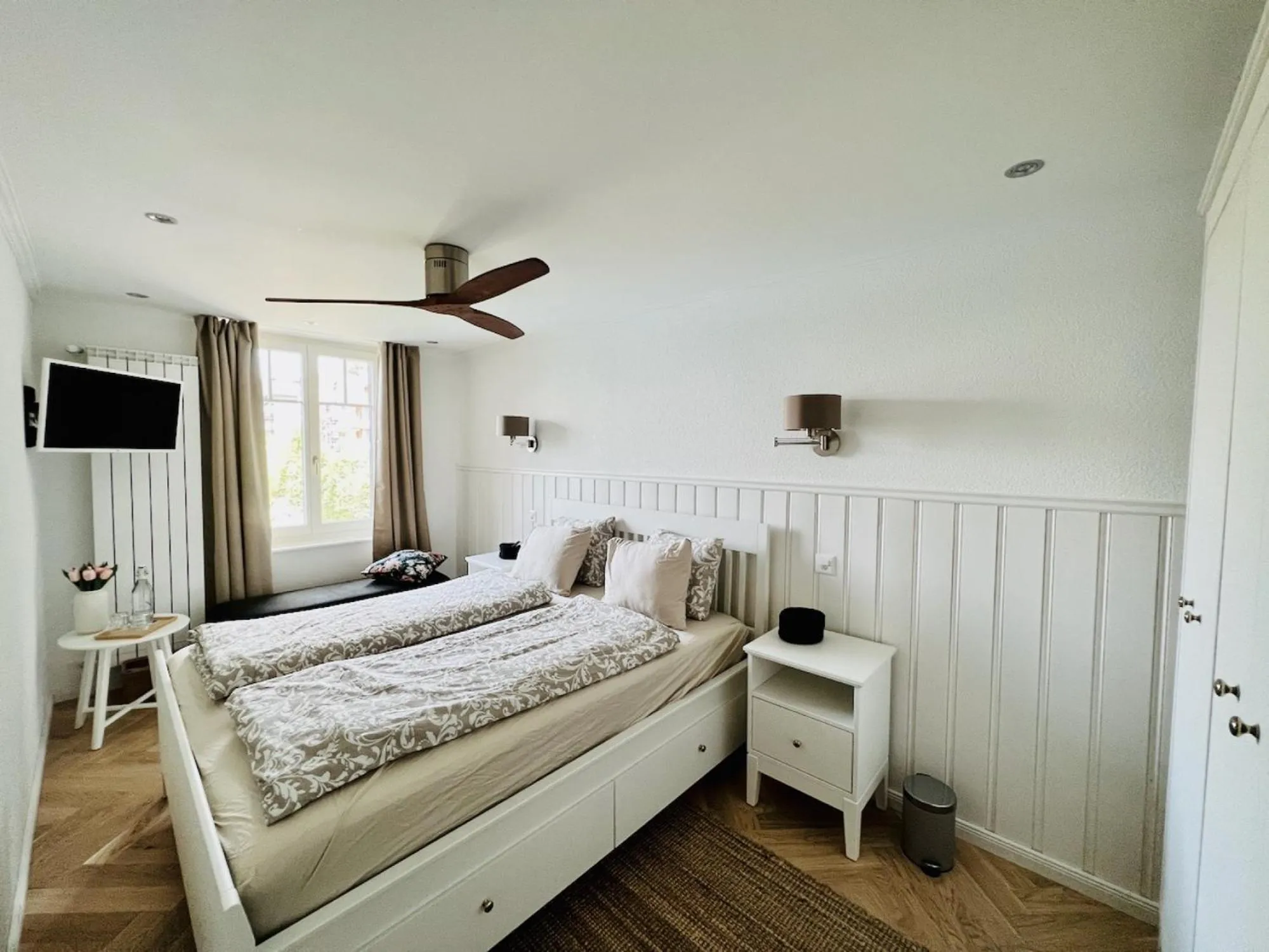 Restaurant/places to eat, Bed in Boutique Hotel Niesenblick - direkt am Thunersee gelegen mit SELF CHECK IN & digitaler Rezeption