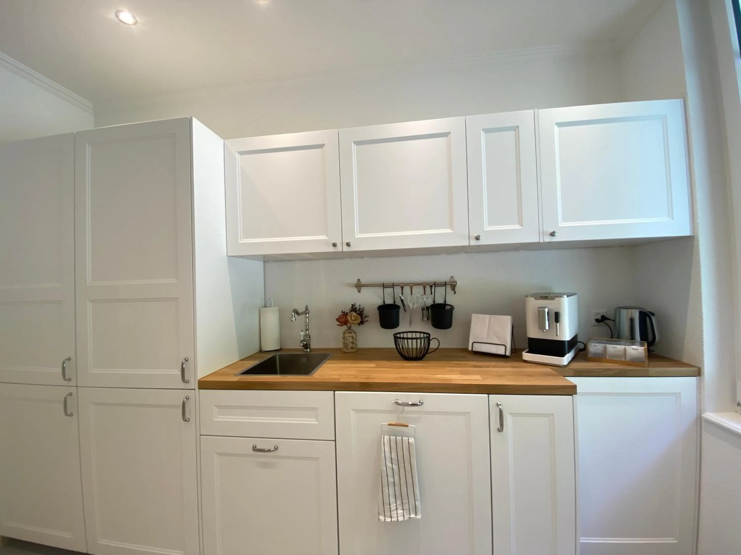 Communal kitchen in Boutique Hotel Niesenblick - direkt am Thunersee gelegen mit SELF CHECK IN & digitaler Rezeption