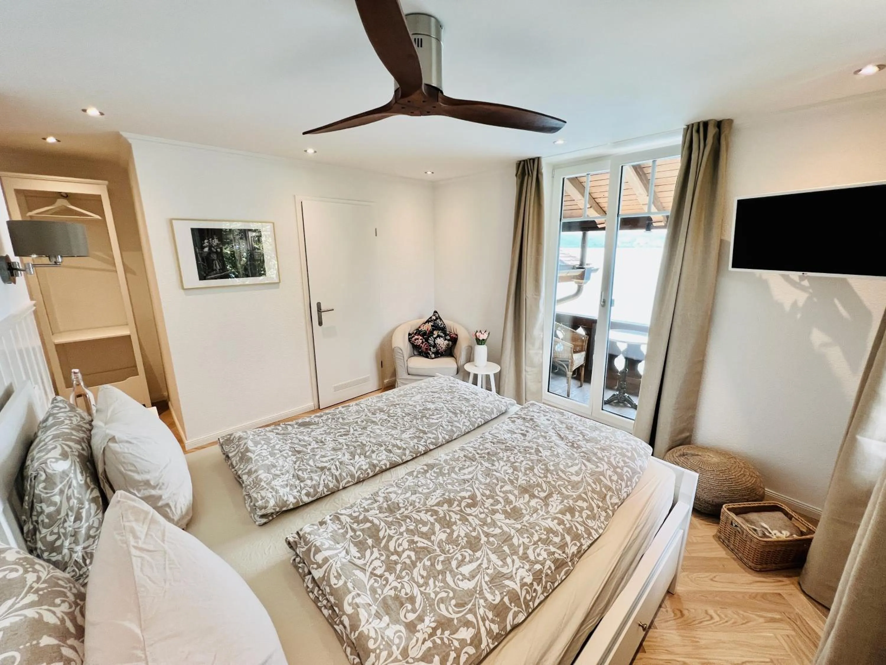 Photo of the whole room, Bed in Boutique Hotel Niesenblick - direkt am Thunersee gelegen mit SELF CHECK IN & digitaler Rezeption