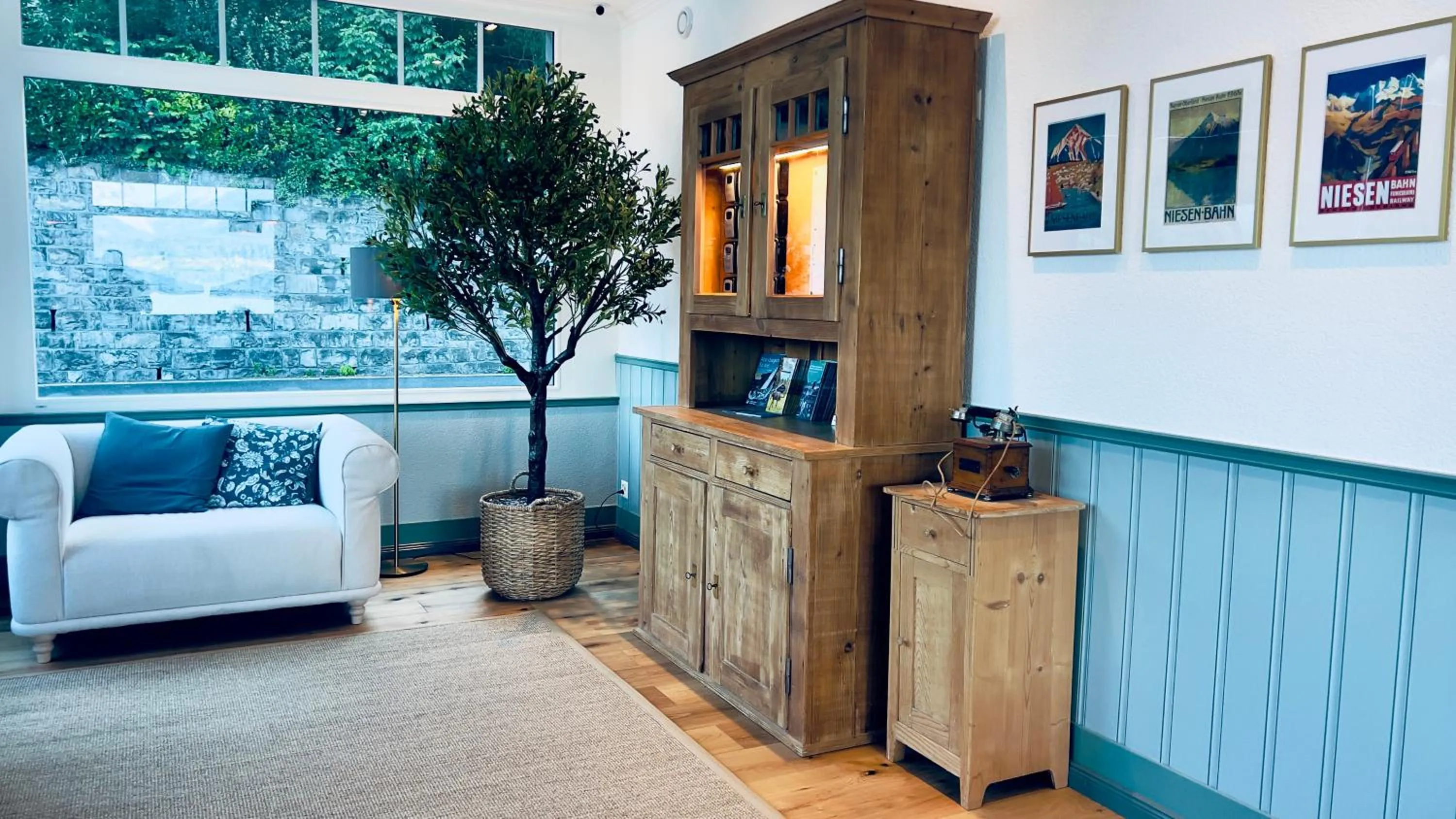 Lobby or reception in Boutique Hotel Niesenblick - direkt am Thunersee gelegen mit SELF CHECK IN & digitaler Rezeption