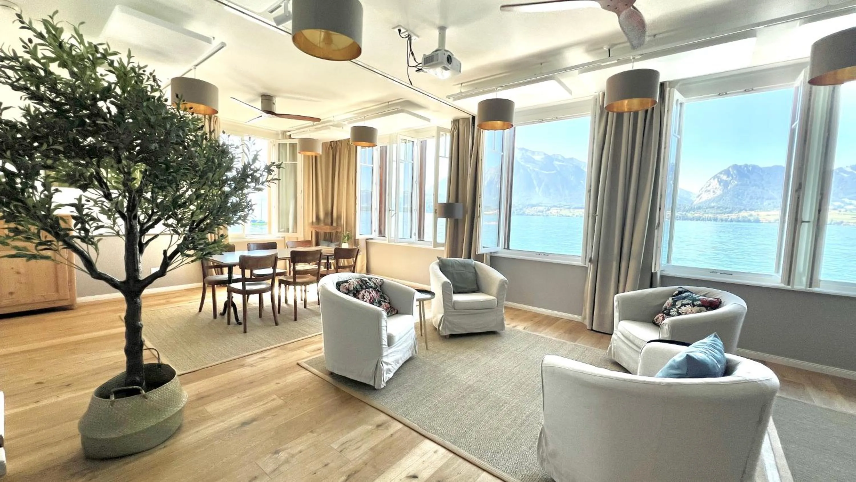 Meeting/conference room in Boutique Hotel Niesenblick - direkt am Thunersee gelegen mit SELF CHECK IN & digitaler Rezeption