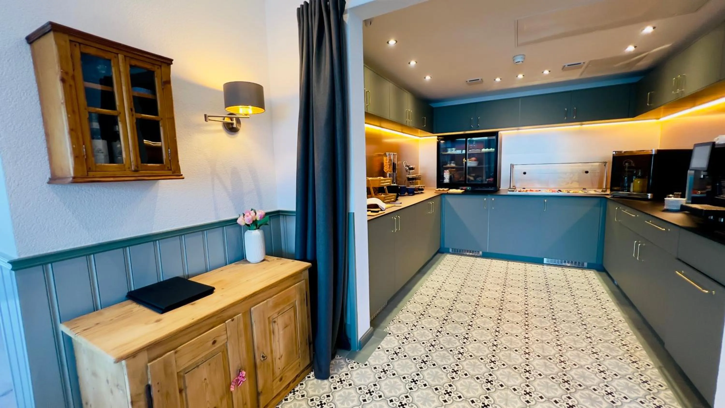 Breakfast in Boutique Hotel Niesenblick - direkt am Thunersee gelegen mit SELF CHECK IN & digitaler Rezeption