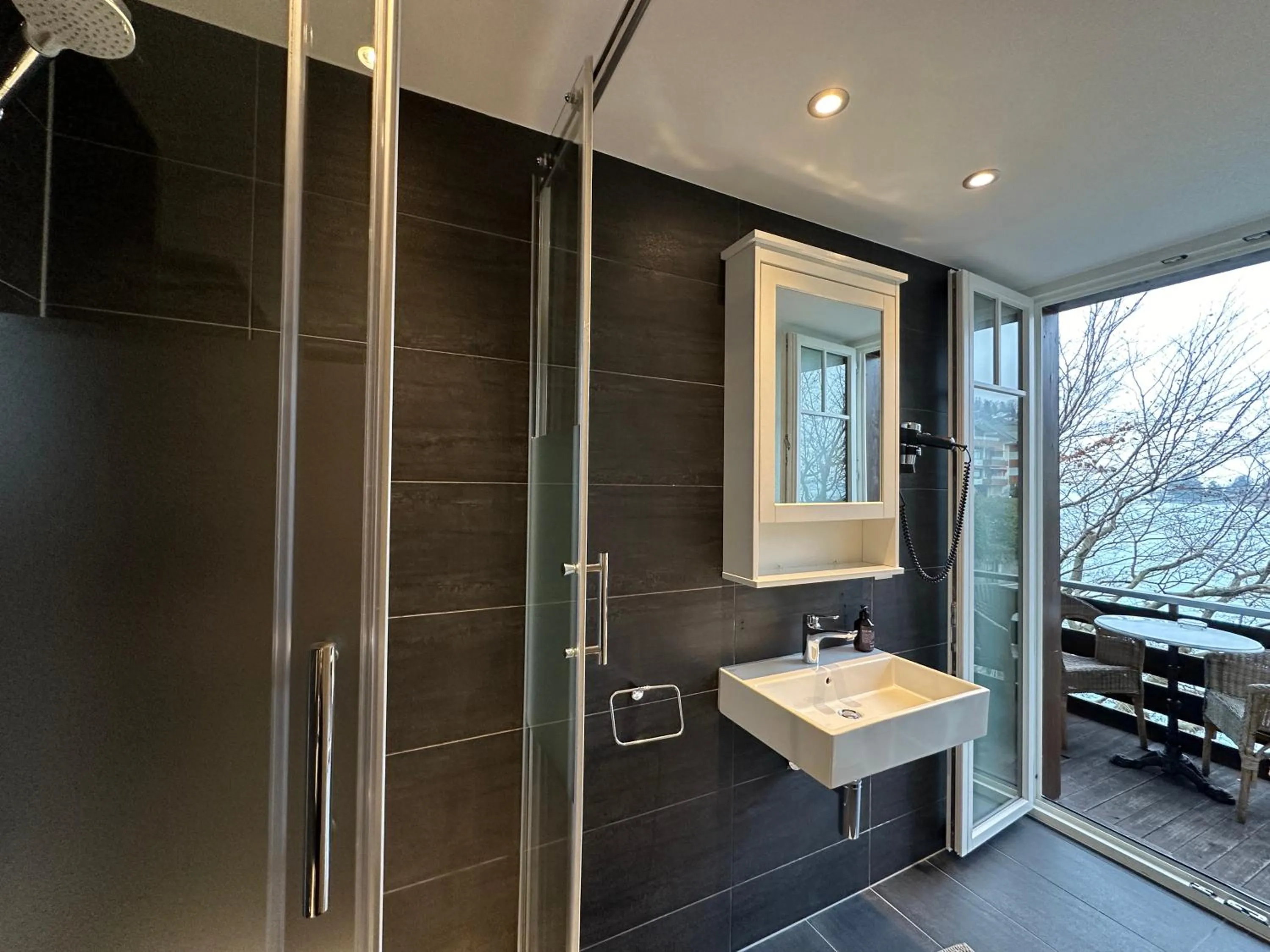 Bathroom in Boutique Hotel Niesenblick - direkt am Thunersee gelegen mit SELF CHECK IN & digitaler Rezeption