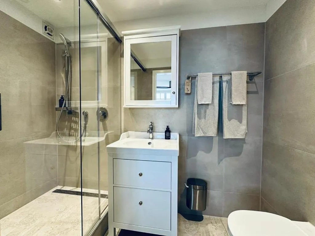Bathroom in Boutique Hotel Niesenblick - direkt am Thunersee gelegen mit SELF CHECK IN & digitaler Rezeption